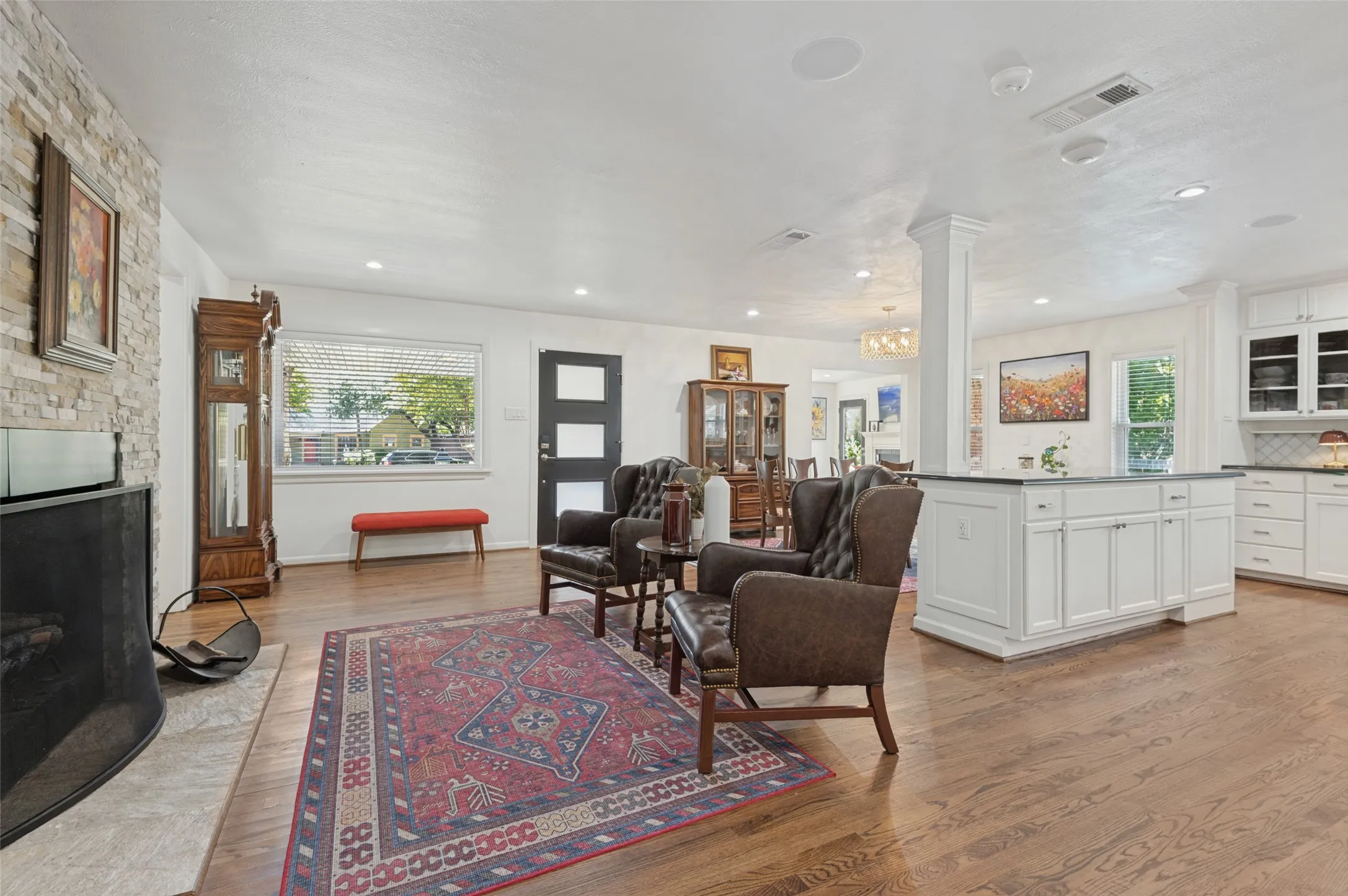 Single Family Residence For Sale in Dallas County , 447 W Colorado Boulevard, Dallas, Texas 75208, 3 Bedroom, 2 Bathroom, 2 Garage spaces, 2,301 Sqft, built in 1952, mls#21407580, Real Estate Agent in Dallas, Homes For Sale in Dallas county, Homes For Sale in Dallas, Realtor in Dallas Texas, Real Estate Brokerage Independent Realty Texas, Luminita Cordes Realtor