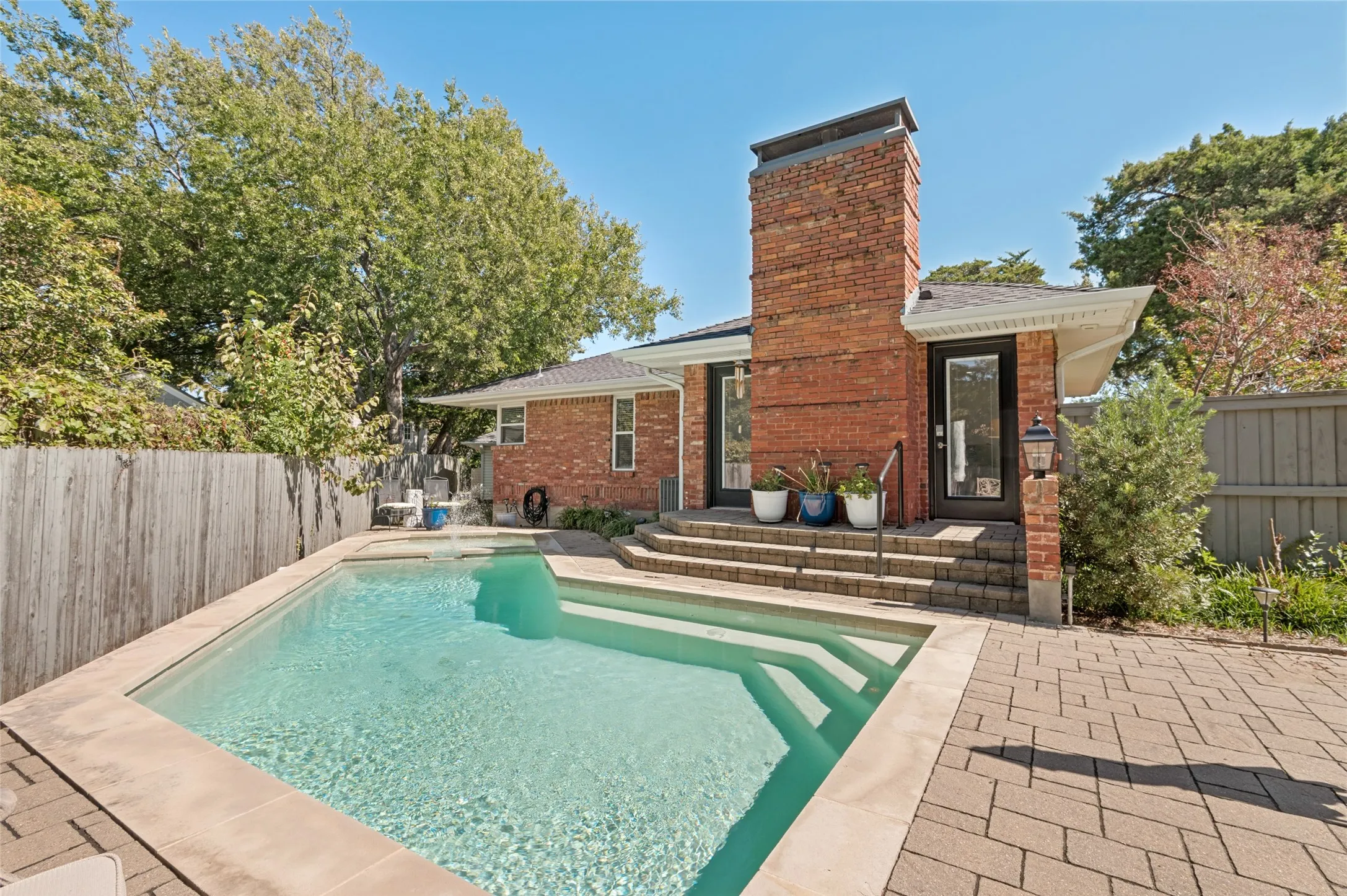 Single Family Residence For Sale in Dallas County , 447 W Colorado Boulevard, Dallas, Texas 75208, 3 Bedroom, 2 Bathroom, 2 Garage spaces, 2,301 Sqft, built in 1952, mls#21407580, Real Estate Agent in Dallas, Homes For Sale in Dallas county, Homes For Sale in Dallas, Realtor in Dallas Texas, Real Estate Brokerage Independent Realty Texas, Luminita Cordes Realtor