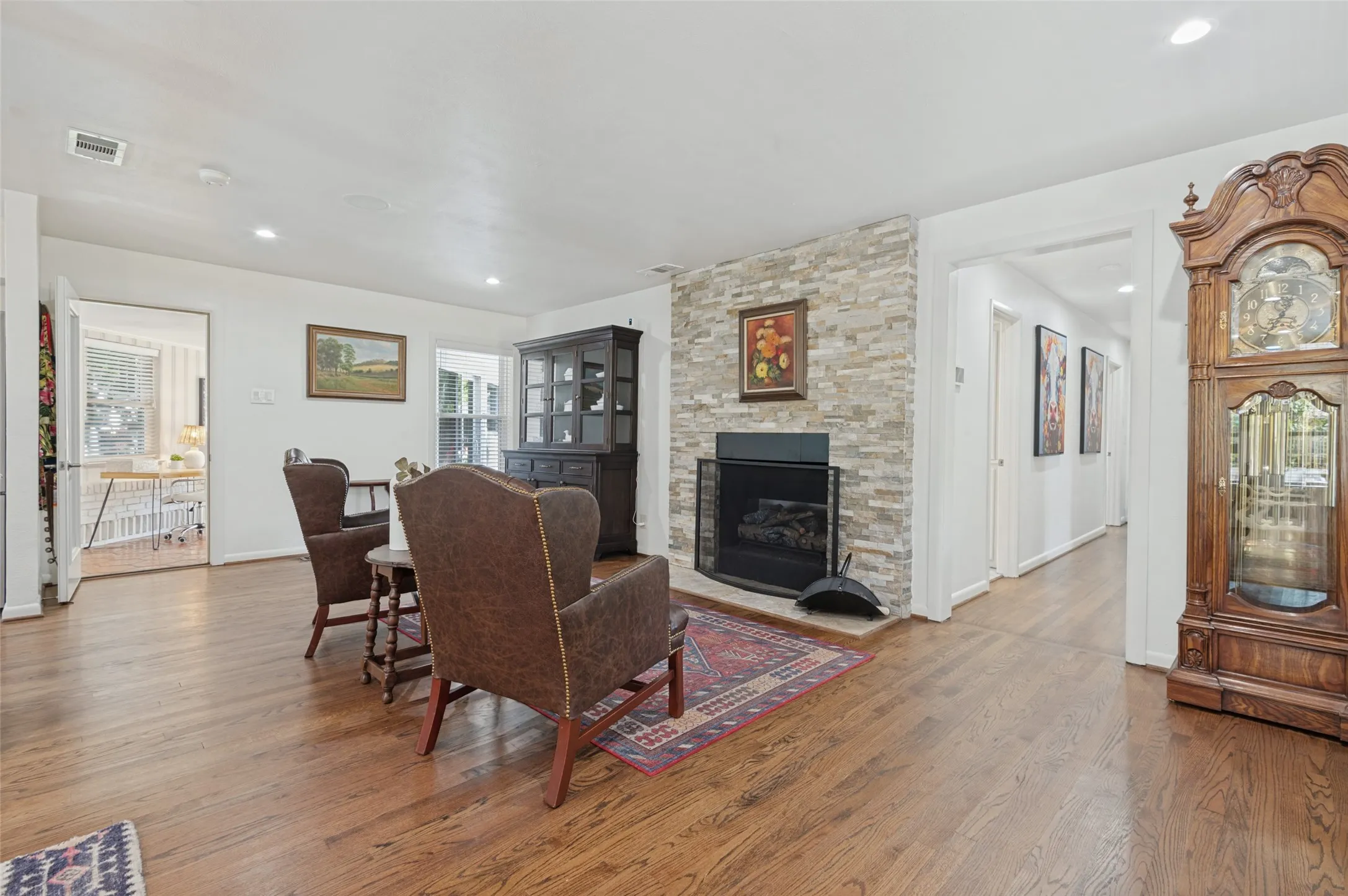 Single Family Residence For Sale in Dallas County , 447 W Colorado Boulevard, Dallas, Texas 75208, 3 Bedroom, 2 Bathroom, 2 Garage spaces, 2,301 Sqft, built in 1952, mls#21407580, Real Estate Agent in Dallas, Homes For Sale in Dallas county, Homes For Sale in Dallas, Realtor in Dallas Texas, Real Estate Brokerage Independent Realty Texas, Luminita Cordes Realtor