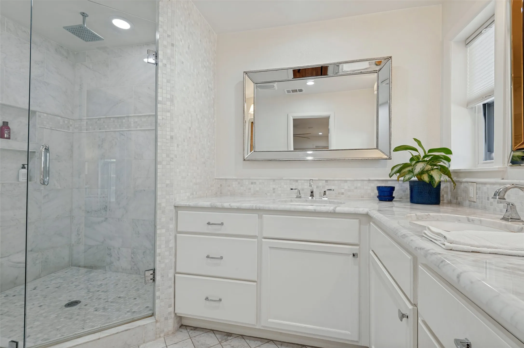 Single Family Residence For Sale in Dallas County , 447 W Colorado Boulevard, Dallas, Texas 75208, 3 Bedroom, 2 Bathroom, 2 Garage spaces, 2,301 Sqft, built in 1952, mls#21407580, Real Estate Agent in Dallas, Homes For Sale in Dallas county, Homes For Sale in Dallas, Realtor in Dallas Texas, Real Estate Brokerage Independent Realty Texas, Luminita Cordes Realtor