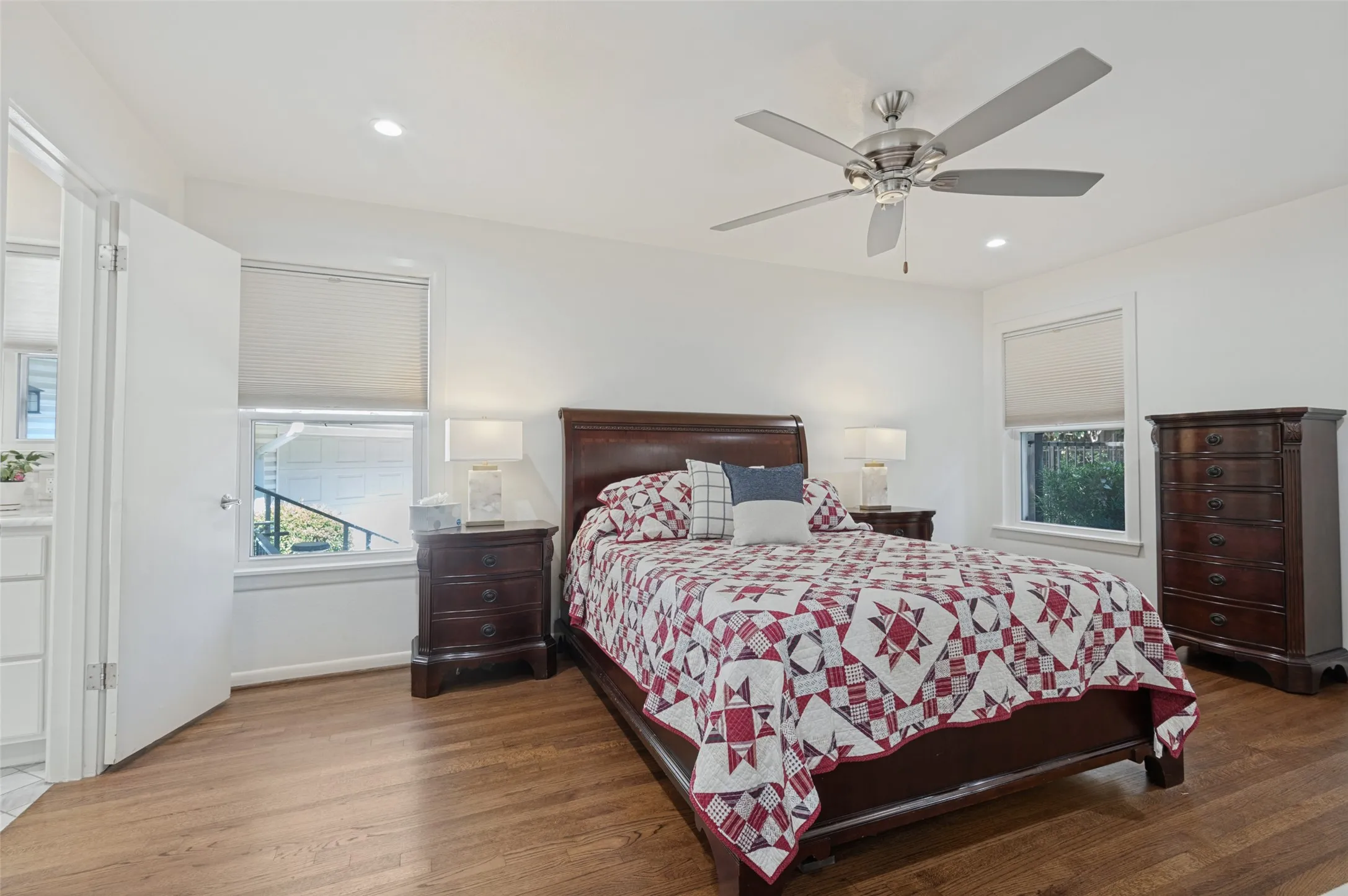 Single Family Residence For Sale in Dallas County , 447 W Colorado Boulevard, Dallas, Texas 75208, 3 Bedroom, 2 Bathroom, 2 Garage spaces, 2,301 Sqft, built in 1952, mls#21407580, Real Estate Agent in Dallas, Homes For Sale in Dallas county, Homes For Sale in Dallas, Realtor in Dallas Texas, Real Estate Brokerage Independent Realty Texas, Luminita Cordes Realtor