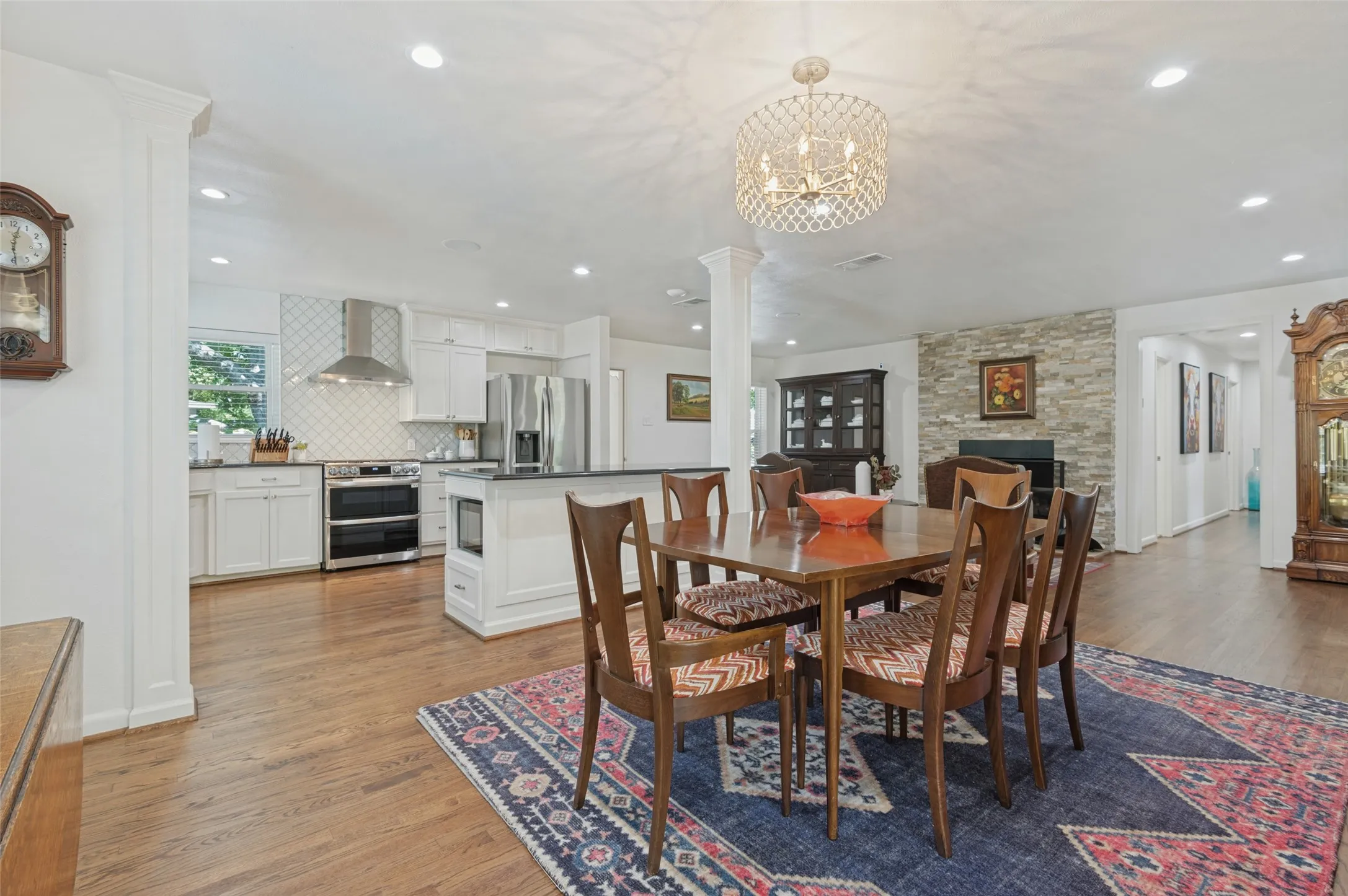 Single Family Residence For Sale in Dallas County , 447 W Colorado Boulevard, Dallas, Texas 75208, 3 Bedroom, 2 Bathroom, 2 Garage spaces, 2,301 Sqft, built in 1952, mls#21407580, Real Estate Agent in Dallas, Homes For Sale in Dallas county, Homes For Sale in Dallas, Realtor in Dallas Texas, Real Estate Brokerage Independent Realty Texas, Luminita Cordes Realtor