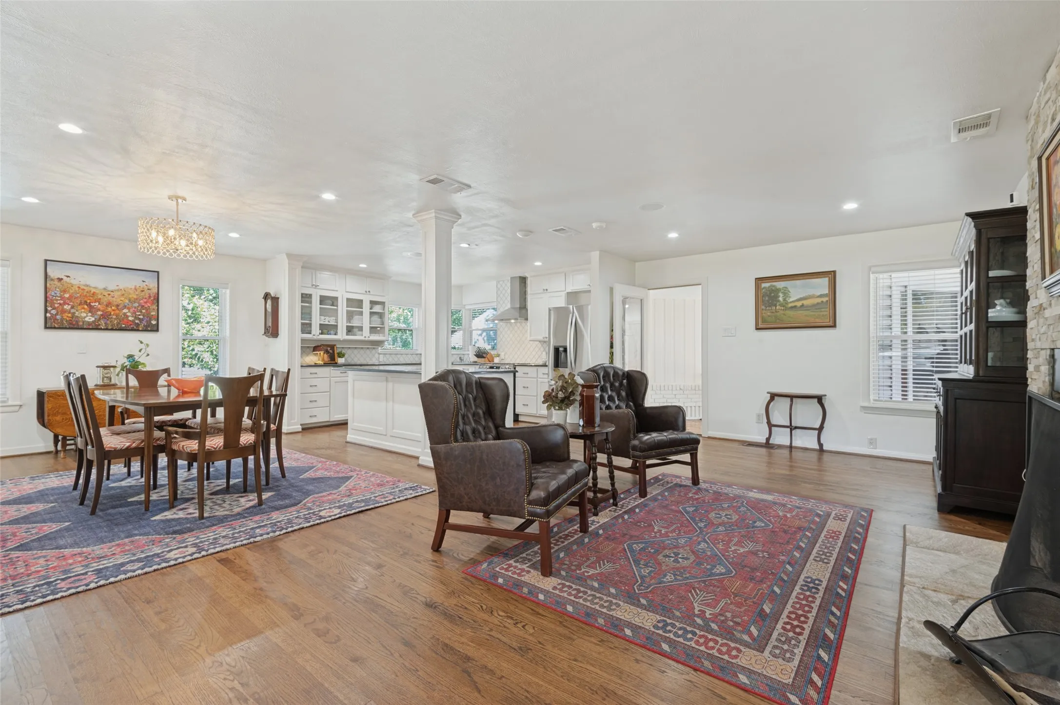 Single Family Residence For Sale in Dallas County , 447 W Colorado Boulevard, Dallas, Texas 75208, 3 Bedroom, 2 Bathroom, 2 Garage spaces, 2,301 Sqft, built in 1952, mls#21407580, Real Estate Agent in Dallas, Homes For Sale in Dallas county, Homes For Sale in Dallas, Realtor in Dallas Texas, Real Estate Brokerage Independent Realty Texas, Luminita Cordes Realtor
