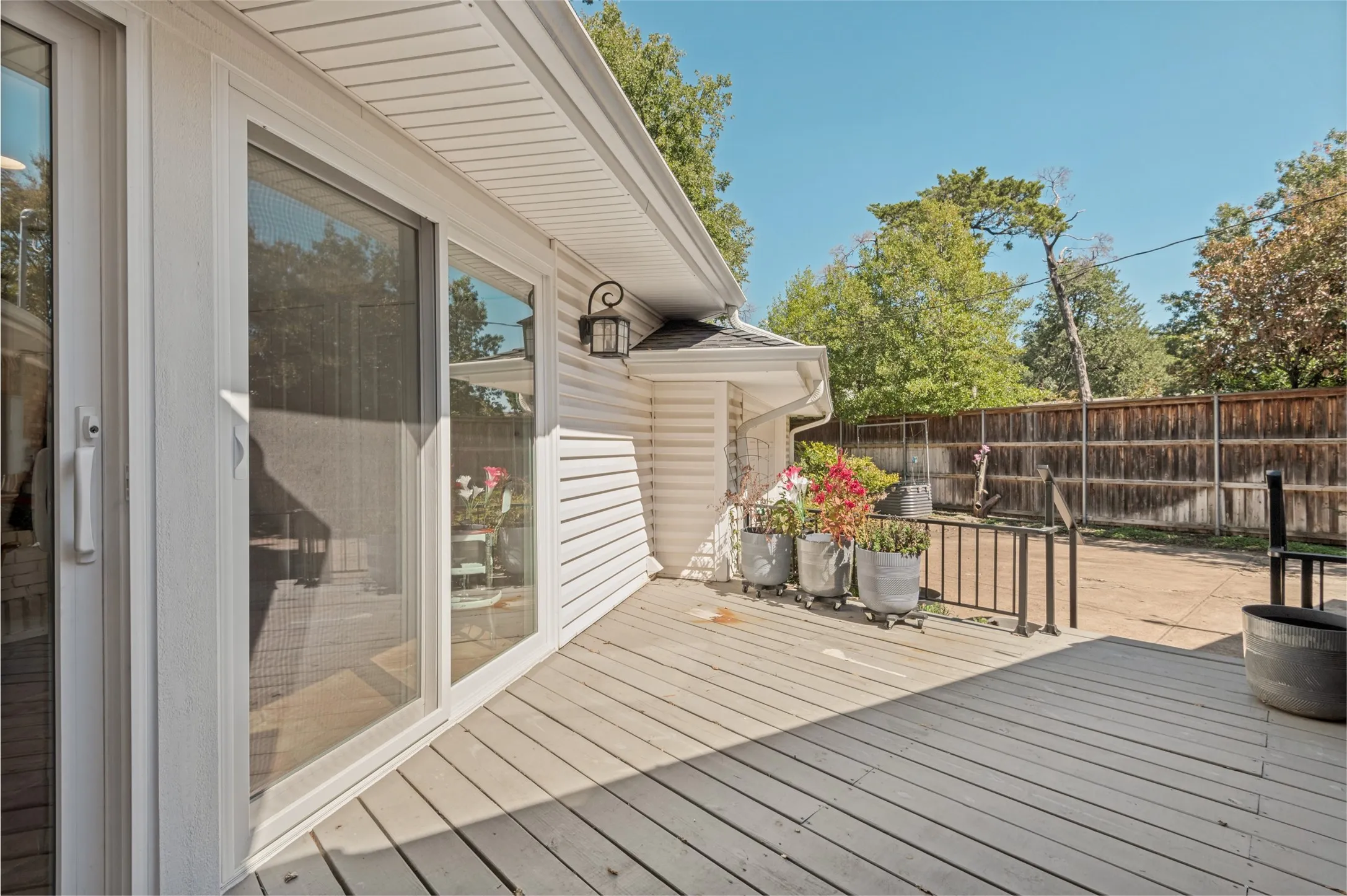 Single Family Residence For Sale in Dallas County , 447 W Colorado Boulevard, Dallas, Texas 75208, 3 Bedroom, 2 Bathroom, 2 Garage spaces, 2,301 Sqft, built in 1952, mls#21407580, Real Estate Agent in Dallas, Homes For Sale in Dallas county, Homes For Sale in Dallas, Realtor in Dallas Texas, Real Estate Brokerage Independent Realty Texas, Luminita Cordes Realtor