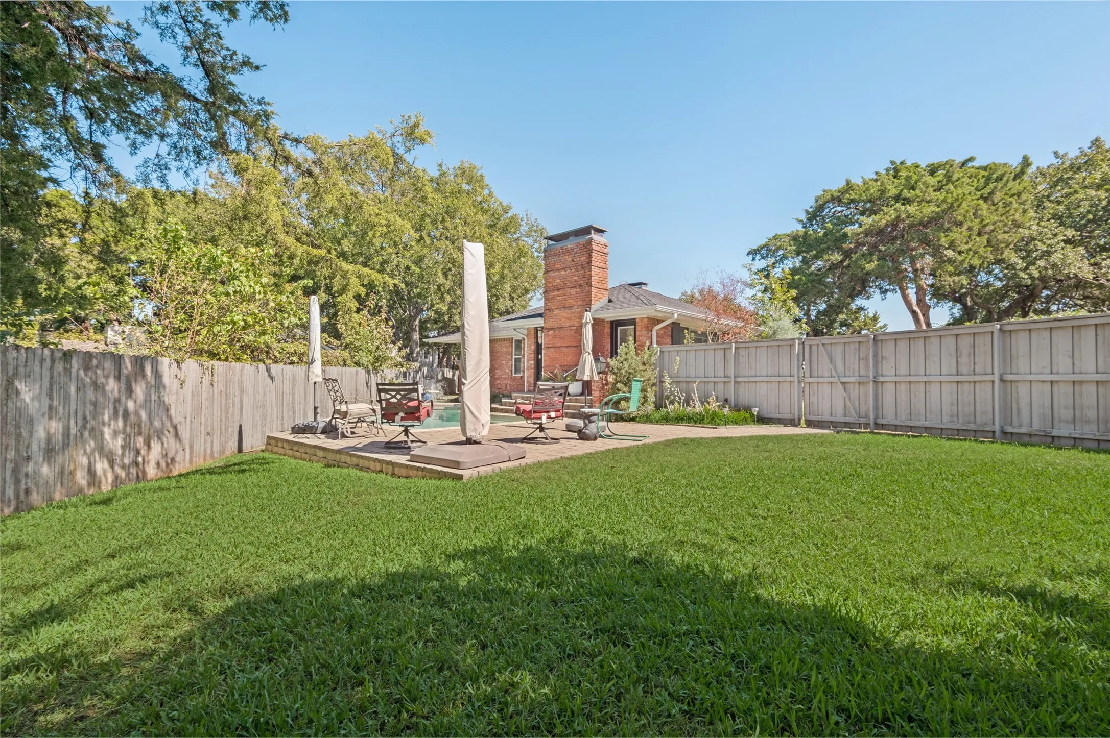 Single Family Residence For Sale in Dallas County , 447 W Colorado Boulevard, Dallas, Texas 75208, 3 Bedroom, 2 Bathroom, 2 Garage spaces, 2,301 Sqft, built in 1952, mls#21407580, Real Estate Agent in Dallas, Homes For Sale in Dallas county, Homes For Sale in Dallas, Realtor in Dallas Texas, Real Estate Brokerage Independent Realty Texas, Luminita Cordes Realtor