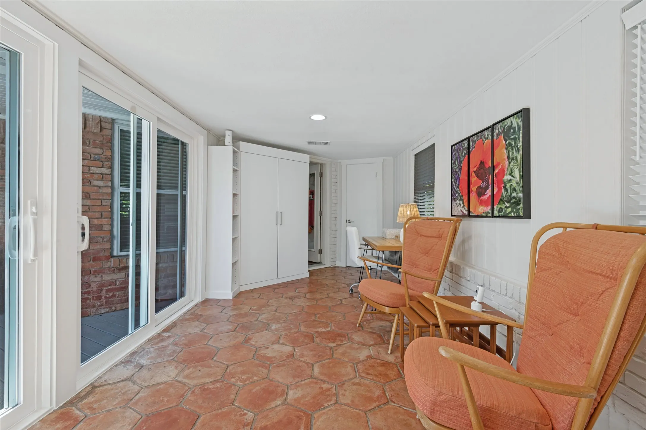 Single Family Residence For Sale in Dallas County , 447 W Colorado Boulevard, Dallas, Texas 75208, 3 Bedroom, 2 Bathroom, 2 Garage spaces, 2,301 Sqft, built in 1952, mls#21407580, Real Estate Agent in Dallas, Homes For Sale in Dallas county, Homes For Sale in Dallas, Realtor in Dallas Texas, Real Estate Brokerage Independent Realty Texas, Luminita Cordes Realtor
