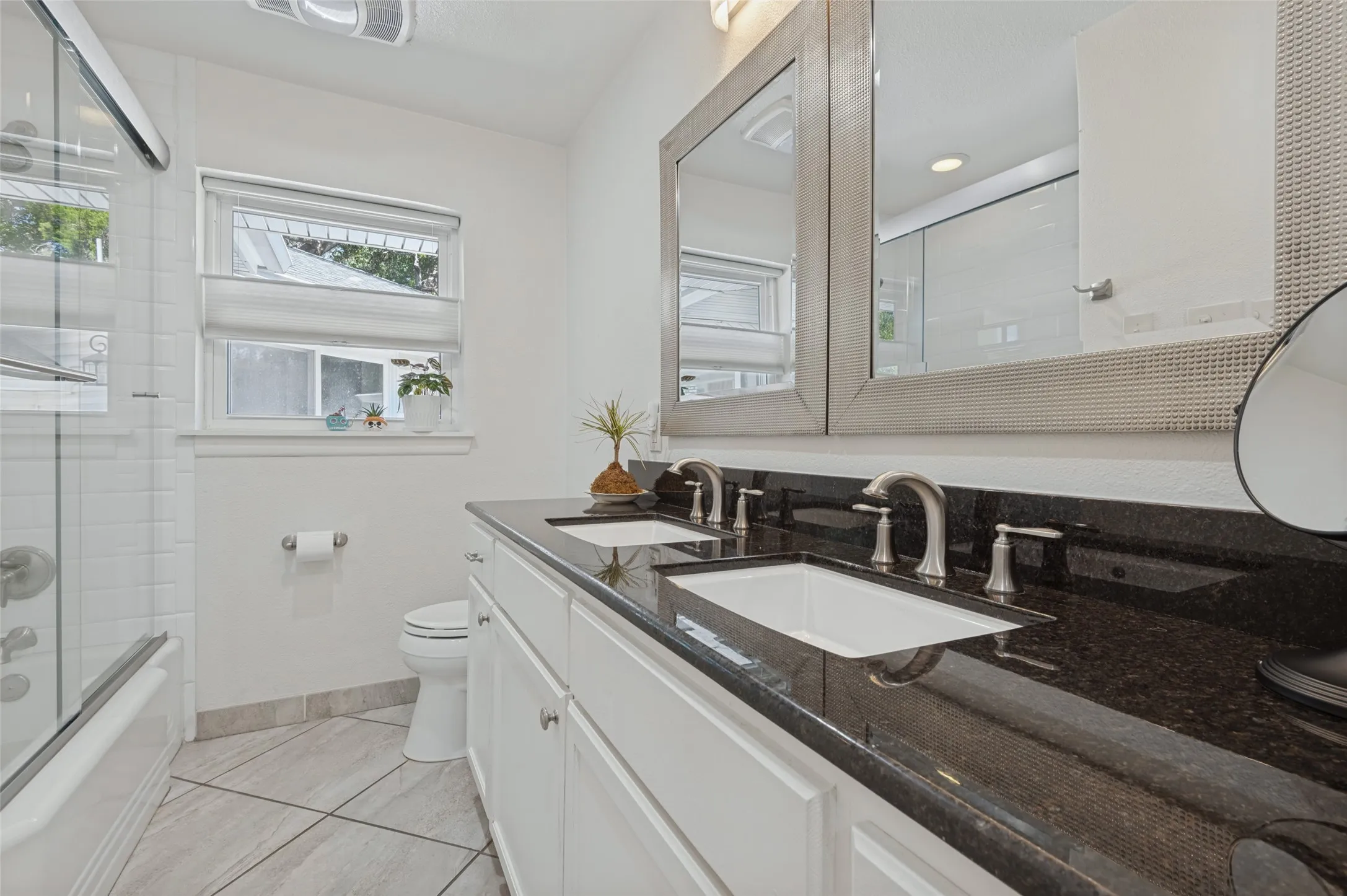 Single Family Residence For Sale in Dallas County , 447 W Colorado Boulevard, Dallas, Texas 75208, 3 Bedroom, 2 Bathroom, 2 Garage spaces, 2,301 Sqft, built in 1952, mls#21407580, Real Estate Agent in Dallas, Homes For Sale in Dallas county, Homes For Sale in Dallas, Realtor in Dallas Texas, Real Estate Brokerage Independent Realty Texas, Luminita Cordes Realtor