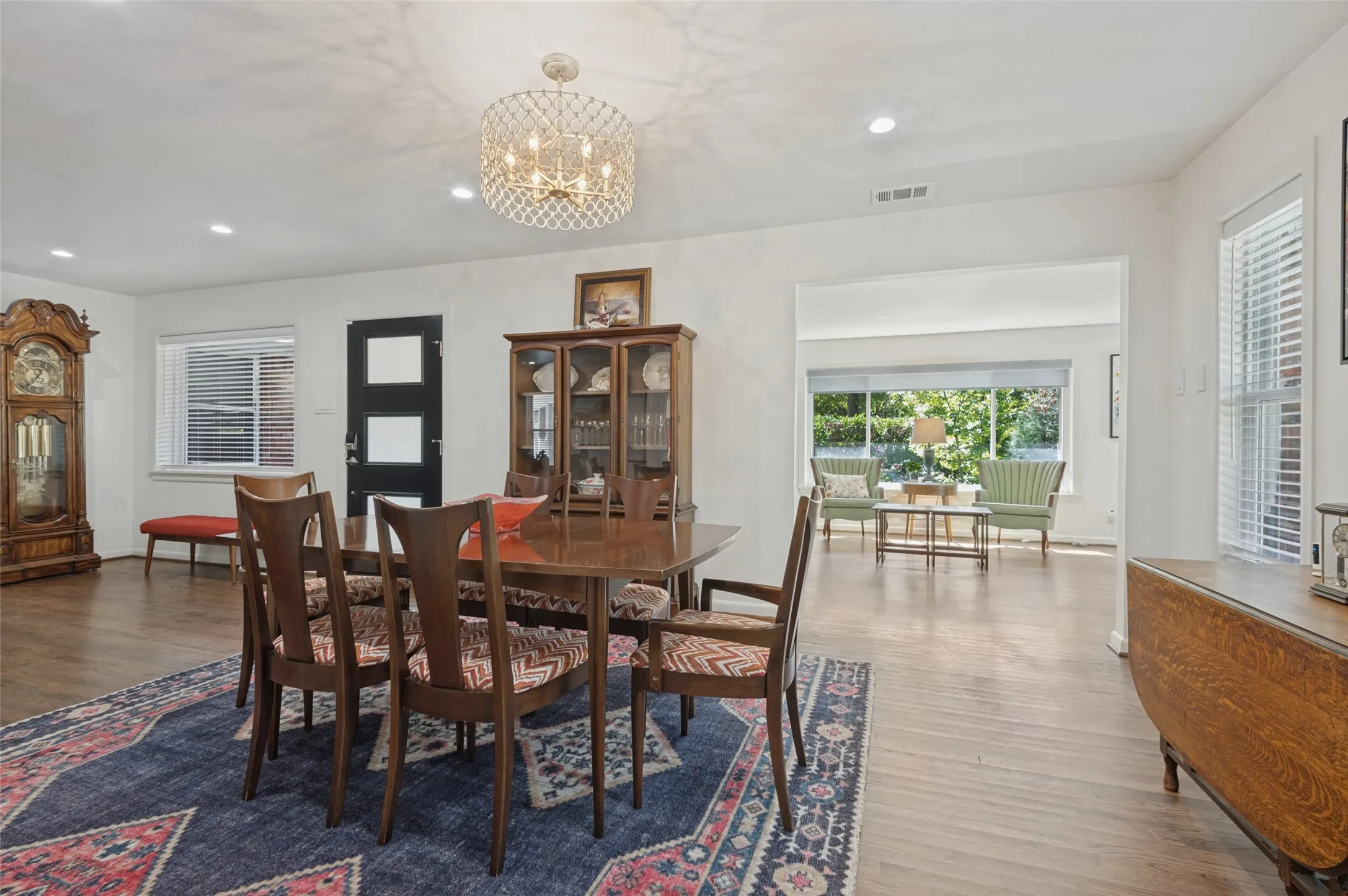 Single Family Residence For Sale in Dallas County , 447 W Colorado Boulevard, Dallas, Texas 75208, 3 Bedroom, 2 Bathroom, 2 Garage spaces, 2,301 Sqft, built in 1952, mls#21407580, Real Estate Agent in Dallas, Homes For Sale in Dallas county, Homes For Sale in Dallas, Realtor in Dallas Texas, Real Estate Brokerage Independent Realty Texas, Luminita Cordes Realtor