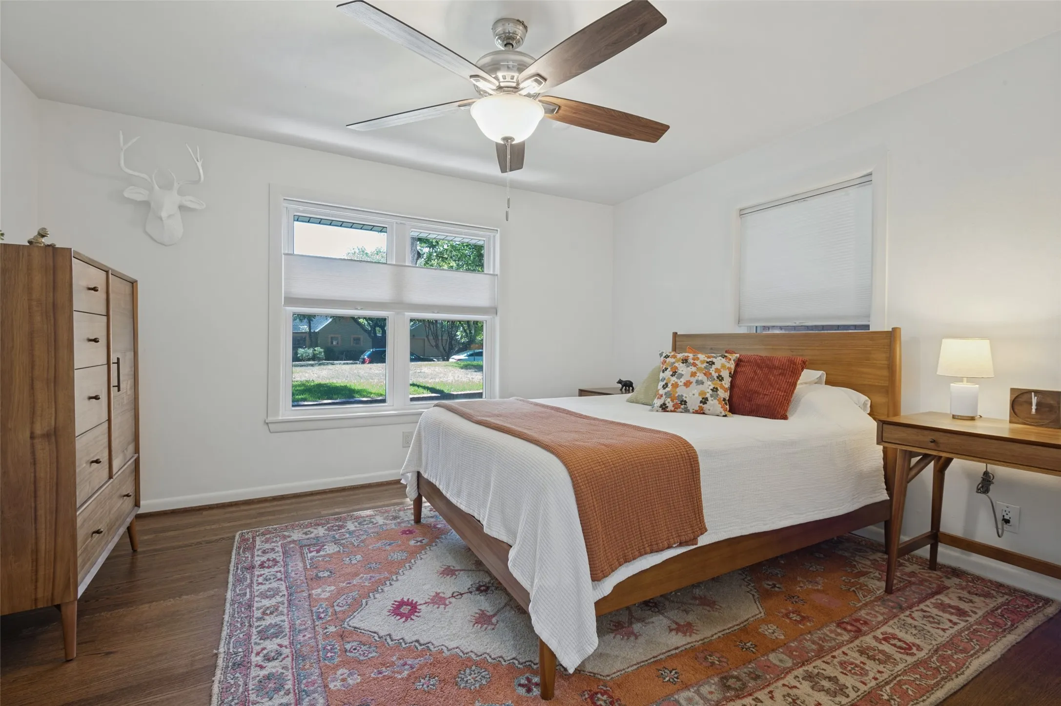 Single Family Residence For Sale in Dallas County , 447 W Colorado Boulevard, Dallas, Texas 75208, 3 Bedroom, 2 Bathroom, 2 Garage spaces, 2,301 Sqft, built in 1952, mls#21407580, Real Estate Agent in Dallas, Homes For Sale in Dallas county, Homes For Sale in Dallas, Realtor in Dallas Texas, Real Estate Brokerage Independent Realty Texas, Luminita Cordes Realtor