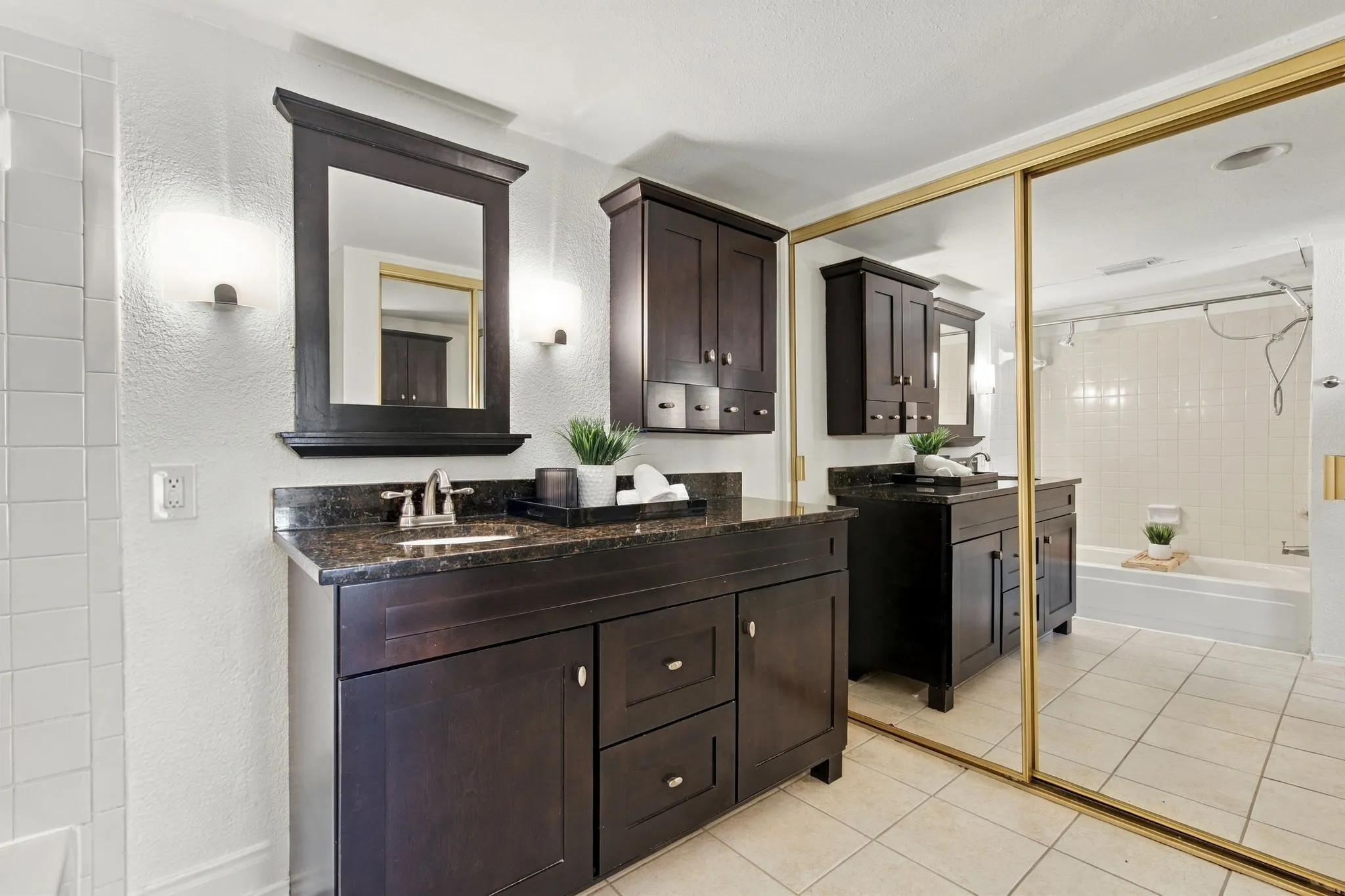 Condominium For Sale in Dallas County , 5200 Martel Avenue 25C, Dallas, Texas 75206, 2 Bedroom, 2 Bathroom, Garage spaces, 1,056 Sqft, built in 1983, mls#21404808, Real Estate Agent in Dallas, Homes For Sale in Dallas county, Homes For Sale in Dallas, Realtor in Dallas Texas, Real Estate Brokerage Independent Realty Texas, Luminita Cordes Realtor