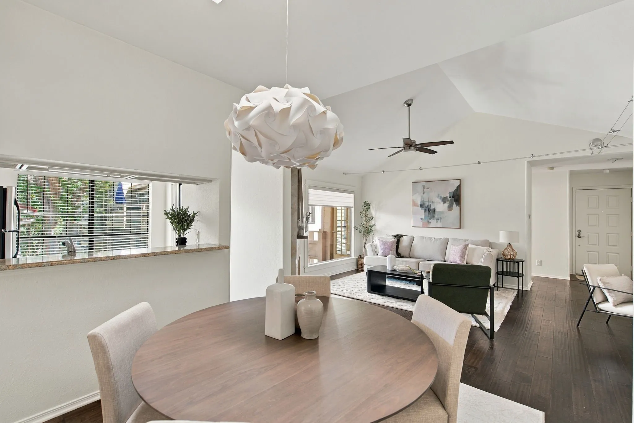 Condominium For Sale in Dallas County , 5200 Martel Avenue 25C, Dallas, Texas 75206, 2 Bedroom, 2 Bathroom, Garage spaces, 1,056 Sqft, built in 1983, mls#21404808, Real Estate Agent in Dallas, Homes For Sale in Dallas county, Homes For Sale in Dallas, Realtor in Dallas Texas, Real Estate Brokerage Independent Realty Texas, Luminita Cordes Realtor