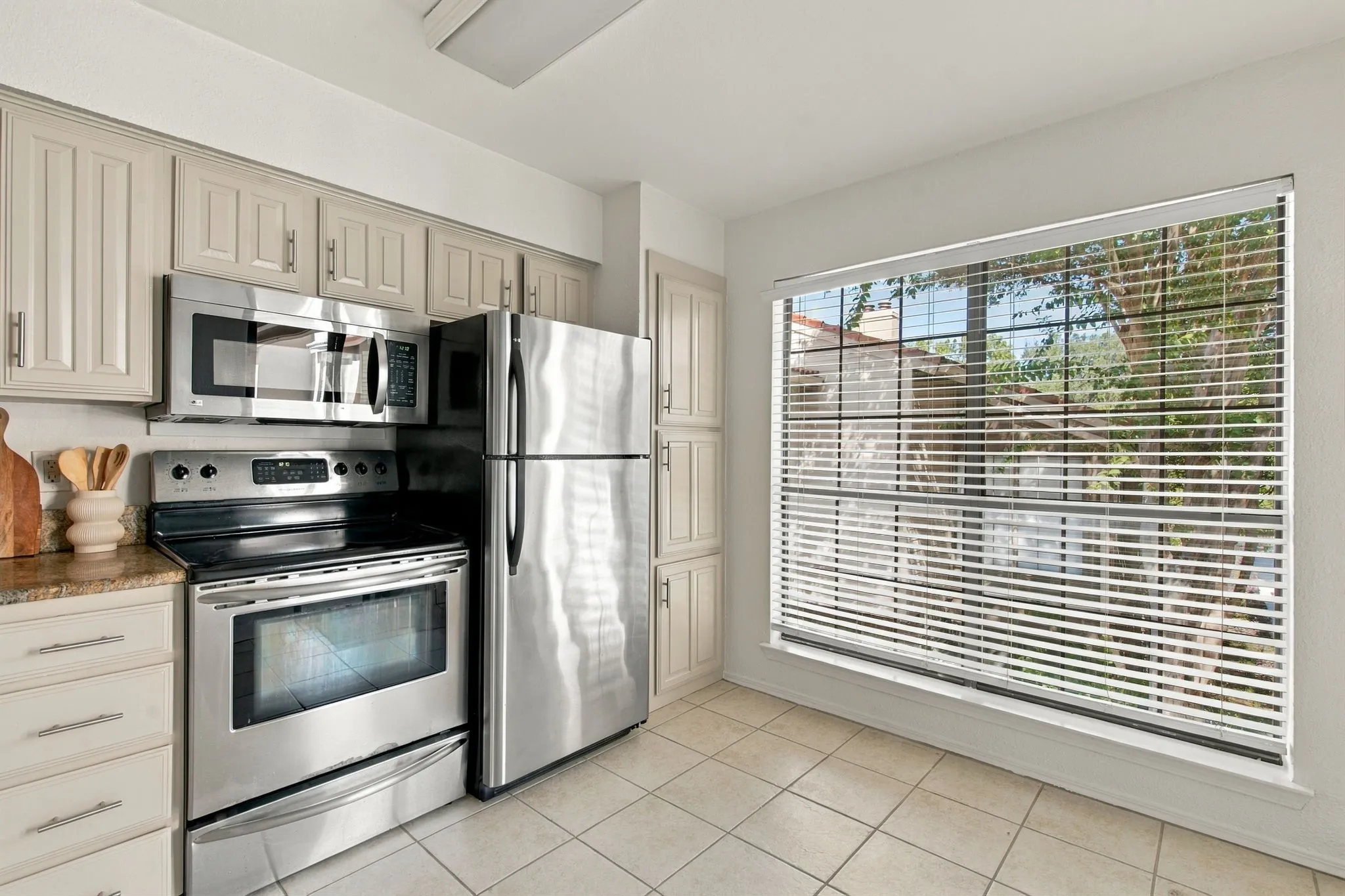 Condominium For Sale in Dallas County , 5200 Martel Avenue 25C, Dallas, Texas 75206, 2 Bedroom, 2 Bathroom, Garage spaces, 1,056 Sqft, built in 1983, mls#21404808, Real Estate Agent in Dallas, Homes For Sale in Dallas county, Homes For Sale in Dallas, Realtor in Dallas Texas, Real Estate Brokerage Independent Realty Texas, Luminita Cordes Realtor