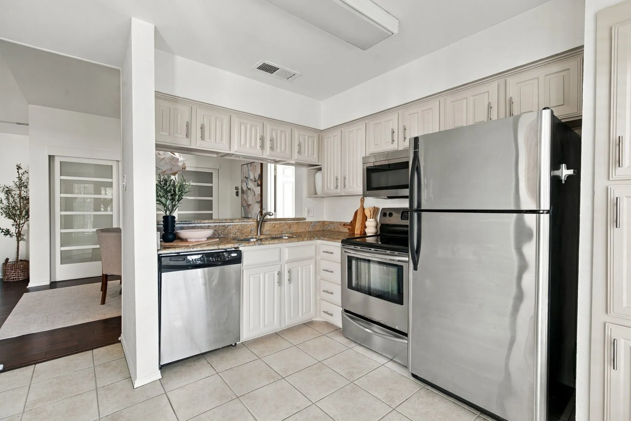 Condominium For Sale in Dallas County , 5200 Martel Avenue 25C, Dallas, Texas 75206, 2 Bedroom, 2 Bathroom, Garage spaces, 1,056 Sqft, built in 1983, mls#21404808, Real Estate Agent in Dallas, Homes For Sale in Dallas county, Homes For Sale in Dallas, Realtor in Dallas Texas, Real Estate Brokerage Independent Realty Texas, Luminita Cordes Realtor