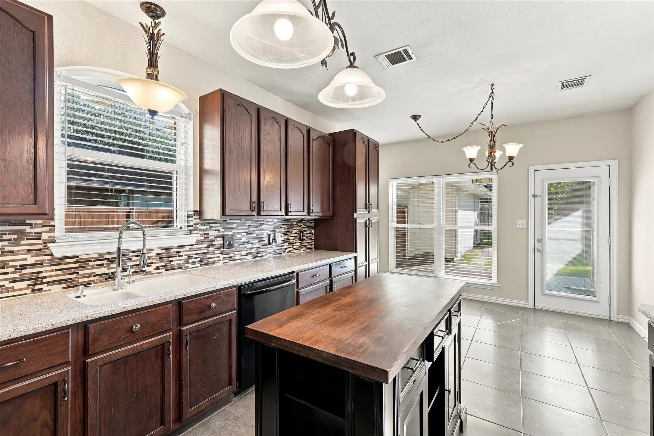 Single Family Residence For Sale in Collin County , 202 Devonshire Court, Mc Kinney, Texas 75071, 4 Bedroom, 3 Bathroom, 2 Garage spaces, 2,487 Sqft, built in 1997, mls#21407055, Real Estate Agent in Mc Kinney, Homes For Sale in Collin county, Homes For Sale in Mc Kinney, Realtor in Mc Kinney Texas, Real Estate Brokerage Independent Realty Texas, Luminita Cordes Realtor