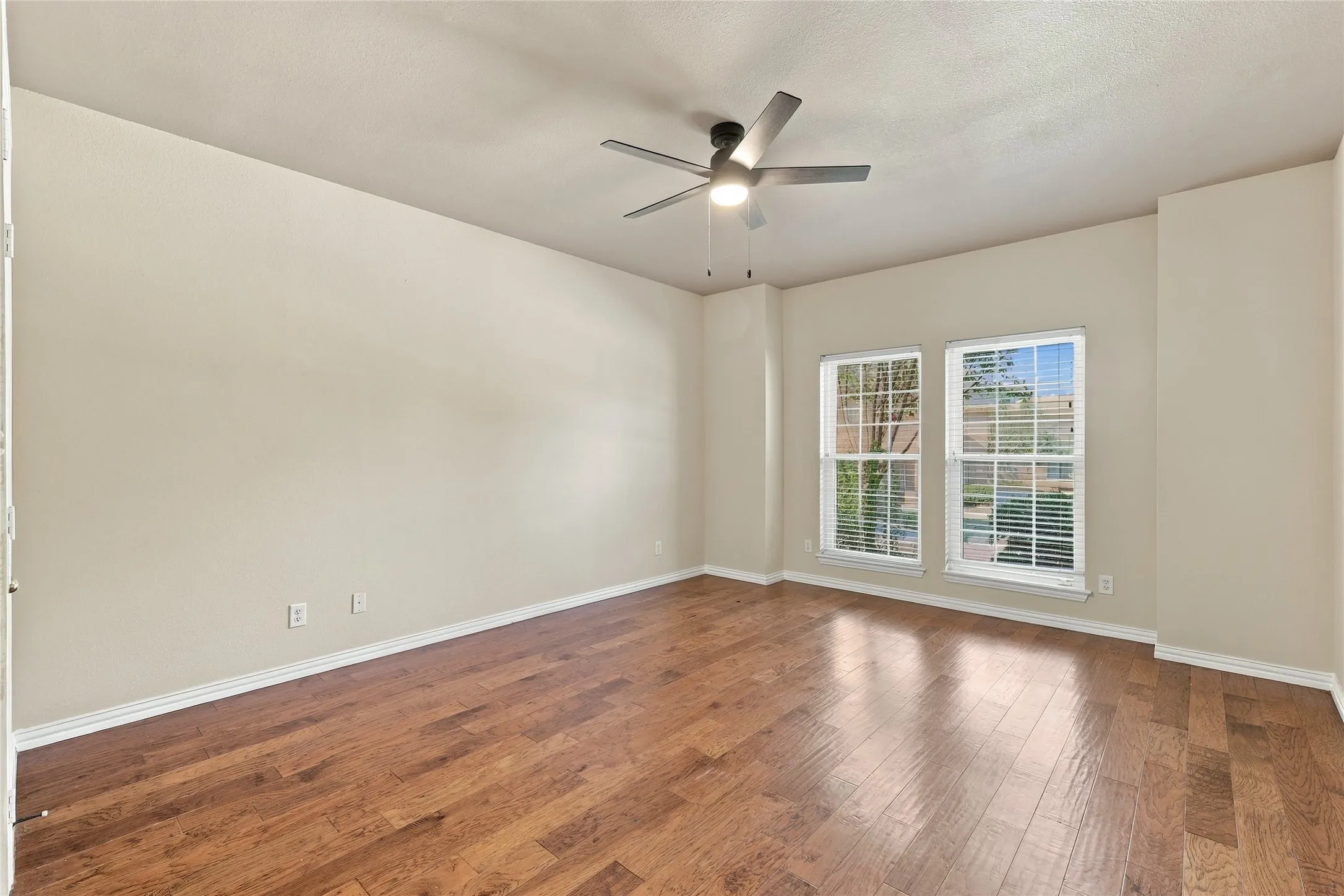 Single Family Residence For Sale in Collin County , 202 Devonshire Court, Mc Kinney, Texas 75071, 4 Bedroom, 3 Bathroom, 2 Garage spaces, 2,487 Sqft, built in 1997, mls#21407055, Real Estate Agent in Mc Kinney, Homes For Sale in Collin county, Homes For Sale in Mc Kinney, Realtor in Mc Kinney Texas, Real Estate Brokerage Independent Realty Texas, Luminita Cordes Realtor