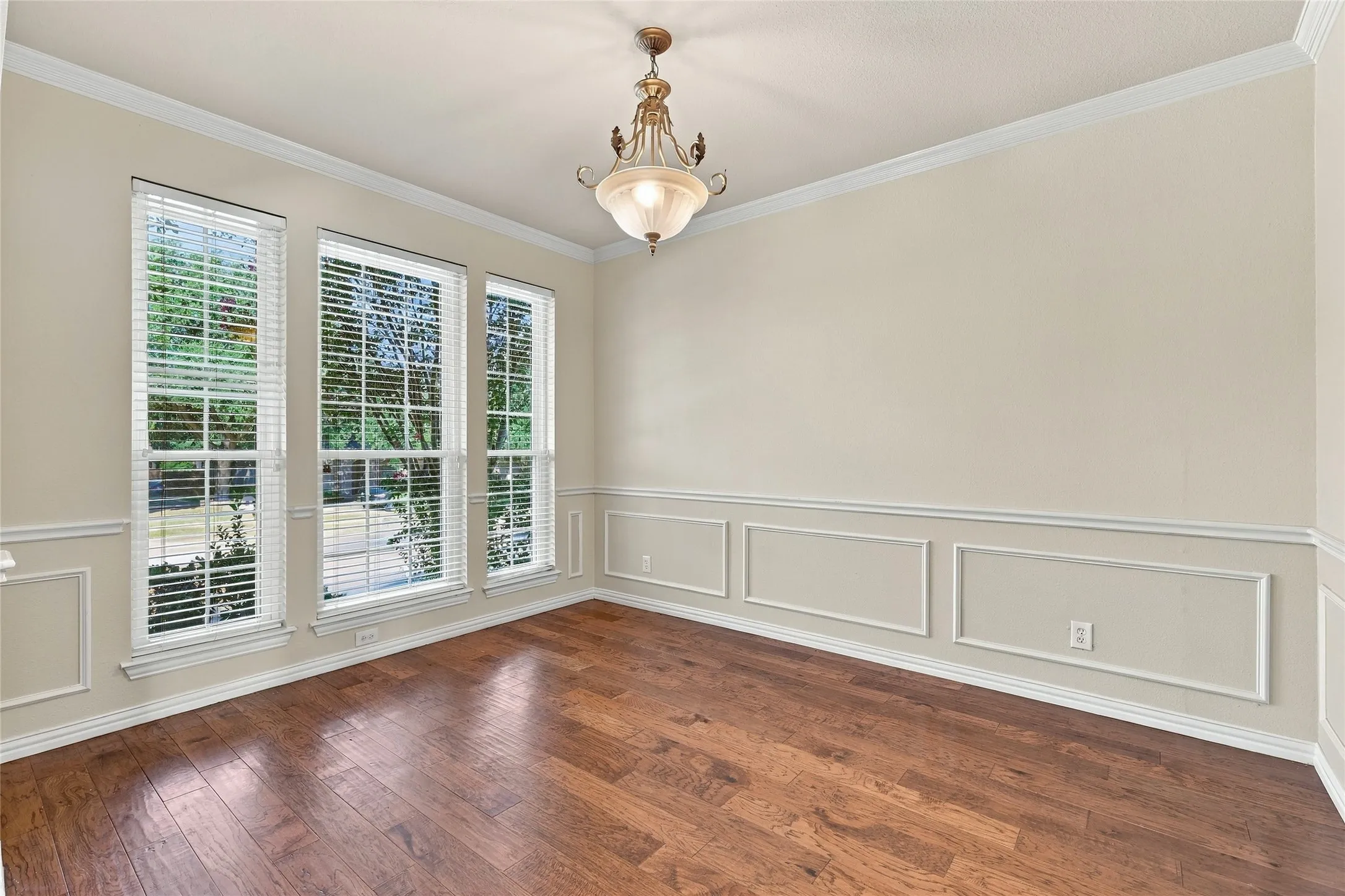 Single Family Residence For Sale in Collin County , 202 Devonshire Court, Mc Kinney, Texas 75071, 4 Bedroom, 3 Bathroom, 2 Garage spaces, 2,487 Sqft, built in 1997, mls#21407055, Real Estate Agent in Mc Kinney, Homes For Sale in Collin county, Homes For Sale in Mc Kinney, Realtor in Mc Kinney Texas, Real Estate Brokerage Independent Realty Texas, Luminita Cordes Realtor