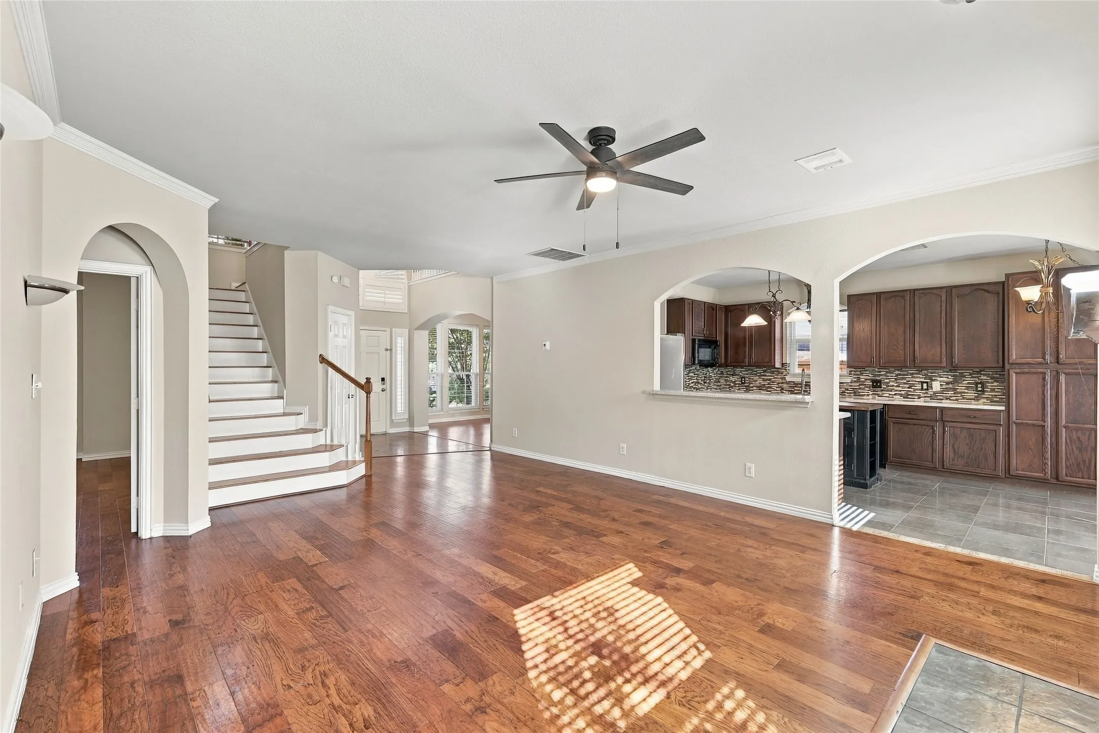 Single Family Residence For Sale in Collin County , 202 Devonshire Court, Mc Kinney, Texas 75071, 4 Bedroom, 3 Bathroom, 2 Garage spaces, 2,487 Sqft, built in 1997, mls#21407055, Real Estate Agent in Mc Kinney, Homes For Sale in Collin county, Homes For Sale in Mc Kinney, Realtor in Mc Kinney Texas, Real Estate Brokerage Independent Realty Texas, Luminita Cordes Realtor