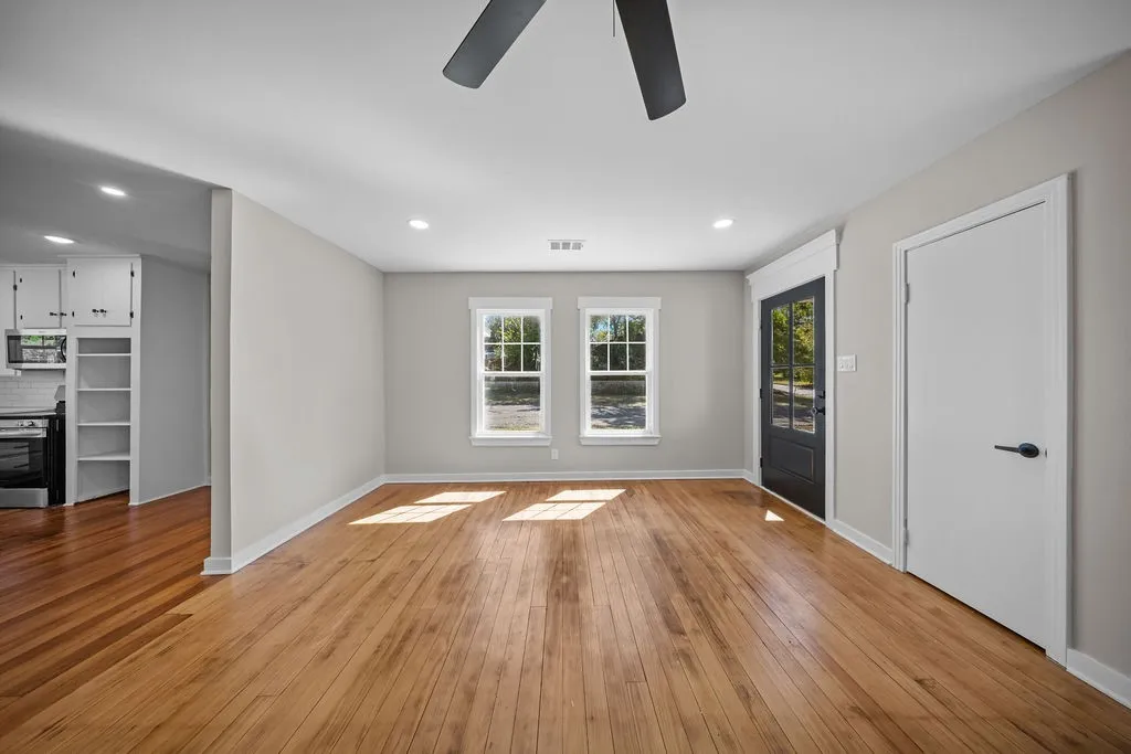 Single Family Residence For Sale in Ellis County , 610 N Shawnee Street, Ennis, Texas 75119, 3 Bedroom, 2 Bathroom, Garage spaces, 1,754 Sqft, built in 1951, mls#21397038, Real Estate Agent in Ennis, Homes For Sale in Ellis county, Homes For Sale in Ennis, Realtor in Ennis Texas, Real Estate Brokerage Independent Realty Texas, Luminita Cordes Realtor