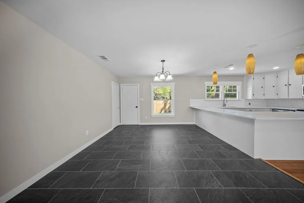 Single Family Residence For Sale in Ellis County , 610 N Shawnee Street, Ennis, Texas 75119, 3 Bedroom, 2 Bathroom, Garage spaces, 1,754 Sqft, built in 1951, mls#21397038, Real Estate Agent in Ennis, Homes For Sale in Ellis county, Homes For Sale in Ennis, Realtor in Ennis Texas, Real Estate Brokerage Independent Realty Texas, Luminita Cordes Realtor
