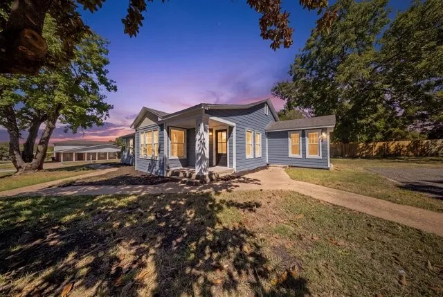 Single Family Residence For Sale in Ellis County , 610 N Shawnee Street, Ennis, Texas 75119, 3 Bedroom, 2 Bathroom, Garage spaces, 1,754 Sqft, built in 1951, mls#21397038, Real Estate Agent in Ennis, Homes For Sale in Ellis county, Homes For Sale in Ennis, Realtor in Ennis Texas, Real Estate Brokerage Independent Realty Texas, Luminita Cordes Realtor