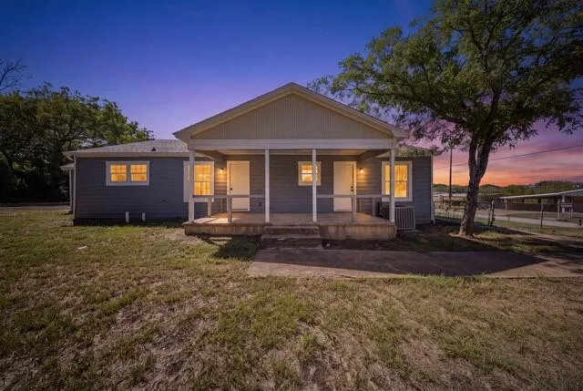 Single Family Residence For Sale in Ellis County , 610 N Shawnee Street, Ennis, Texas 75119, 3 Bedroom, 2 Bathroom, Garage spaces, 1,754 Sqft, built in 1951, mls#21397038, Real Estate Agent in Ennis, Homes For Sale in Ellis county, Homes For Sale in Ennis, Realtor in Ennis Texas, Real Estate Brokerage Independent Realty Texas, Luminita Cordes Realtor