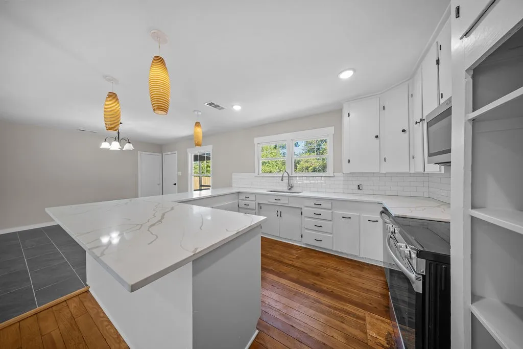 Single Family Residence For Sale in Ellis County , 610 N Shawnee Street, Ennis, Texas 75119, 3 Bedroom, 2 Bathroom, Garage spaces, 1,754 Sqft, built in 1951, mls#21397038, Real Estate Agent in Ennis, Homes For Sale in Ellis county, Homes For Sale in Ennis, Realtor in Ennis Texas, Real Estate Brokerage Independent Realty Texas, Luminita Cordes Realtor