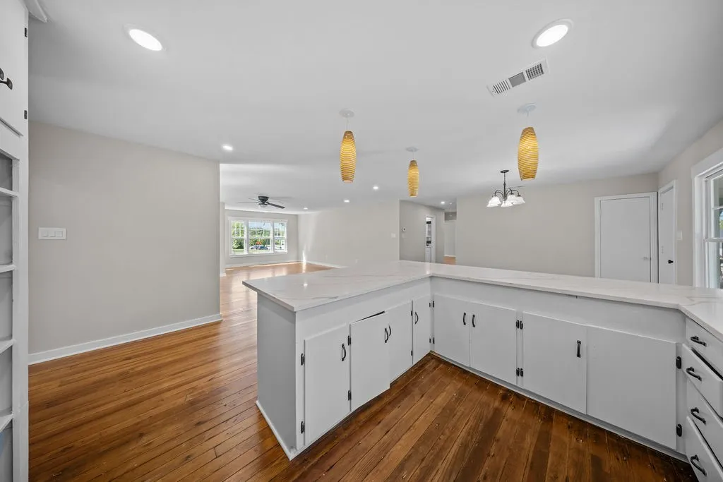 Single Family Residence For Sale in Ellis County , 610 N Shawnee Street, Ennis, Texas 75119, 3 Bedroom, 2 Bathroom, Garage spaces, 1,754 Sqft, built in 1951, mls#21397038, Real Estate Agent in Ennis, Homes For Sale in Ellis county, Homes For Sale in Ennis, Realtor in Ennis Texas, Real Estate Brokerage Independent Realty Texas, Luminita Cordes Realtor