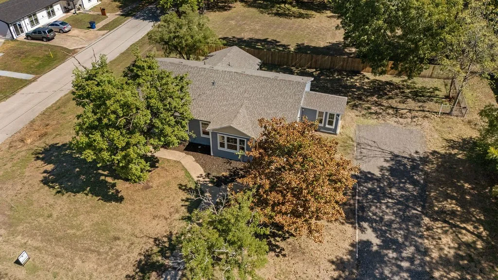 Single Family Residence For Sale in Ellis County , 610 N Shawnee Street, Ennis, Texas 75119, 3 Bedroom, 2 Bathroom, Garage spaces, 1,754 Sqft, built in 1951, mls#21397038, Real Estate Agent in Ennis, Homes For Sale in Ellis county, Homes For Sale in Ennis, Realtor in Ennis Texas, Real Estate Brokerage Independent Realty Texas, Luminita Cordes Realtor