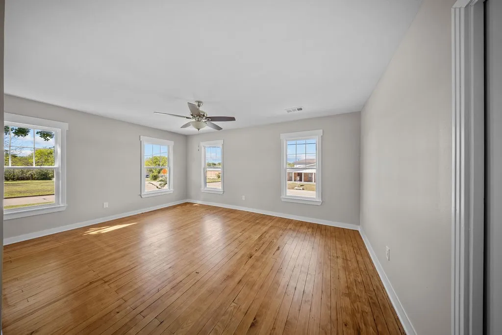 Single Family Residence For Sale in Ellis County , 610 N Shawnee Street, Ennis, Texas 75119, 3 Bedroom, 2 Bathroom, Garage spaces, 1,754 Sqft, built in 1951, mls#21397038, Real Estate Agent in Ennis, Homes For Sale in Ellis county, Homes For Sale in Ennis, Realtor in Ennis Texas, Real Estate Brokerage Independent Realty Texas, Luminita Cordes Realtor