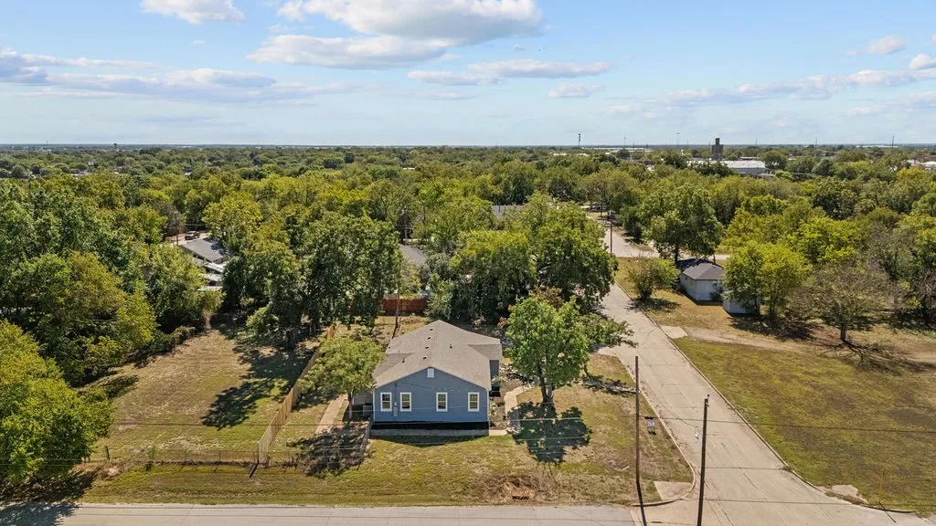 Single Family Residence For Sale in Ellis County , 610 N Shawnee Street, Ennis, Texas 75119, 3 Bedroom, 2 Bathroom, Garage spaces, 1,754 Sqft, built in 1951, mls#21397038, Real Estate Agent in Ennis, Homes For Sale in Ellis county, Homes For Sale in Ennis, Realtor in Ennis Texas, Real Estate Brokerage Independent Realty Texas, Luminita Cordes Realtor