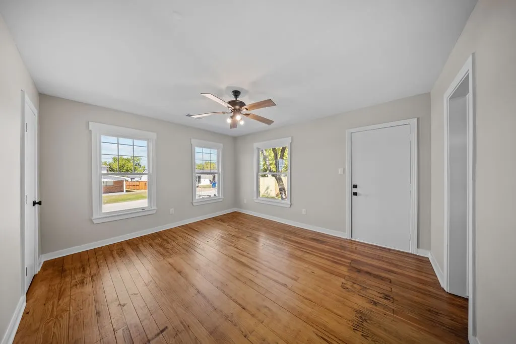 Single Family Residence For Sale in Ellis County , 610 N Shawnee Street, Ennis, Texas 75119, 3 Bedroom, 2 Bathroom, Garage spaces, 1,754 Sqft, built in 1951, mls#21397038, Real Estate Agent in Ennis, Homes For Sale in Ellis county, Homes For Sale in Ennis, Realtor in Ennis Texas, Real Estate Brokerage Independent Realty Texas, Luminita Cordes Realtor