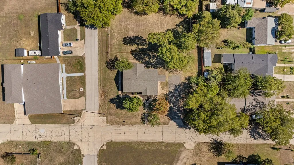 Single Family Residence For Sale in Ellis County , 610 N Shawnee Street, Ennis, Texas 75119, 3 Bedroom, 2 Bathroom, Garage spaces, 1,754 Sqft, built in 1951, mls#21397038, Real Estate Agent in Ennis, Homes For Sale in Ellis county, Homes For Sale in Ennis, Realtor in Ennis Texas, Real Estate Brokerage Independent Realty Texas, Luminita Cordes Realtor