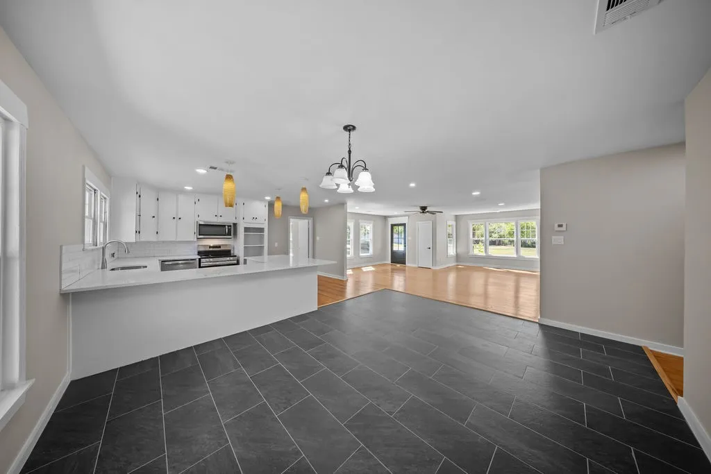 Single Family Residence For Sale in Ellis County , 610 N Shawnee Street, Ennis, Texas 75119, 3 Bedroom, 2 Bathroom, Garage spaces, 1,754 Sqft, built in 1951, mls#21397038, Real Estate Agent in Ennis, Homes For Sale in Ellis county, Homes For Sale in Ennis, Realtor in Ennis Texas, Real Estate Brokerage Independent Realty Texas, Luminita Cordes Realtor