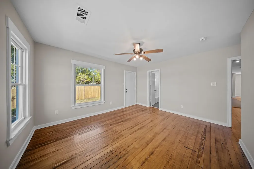 Single Family Residence For Sale in Ellis County , 610 N Shawnee Street, Ennis, Texas 75119, 3 Bedroom, 2 Bathroom, Garage spaces, 1,754 Sqft, built in 1951, mls#21397038, Real Estate Agent in Ennis, Homes For Sale in Ellis county, Homes For Sale in Ennis, Realtor in Ennis Texas, Real Estate Brokerage Independent Realty Texas, Luminita Cordes Realtor