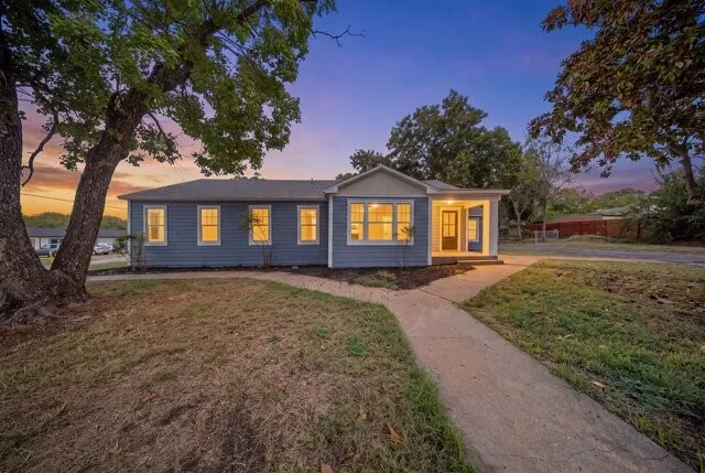 Single Family Residence For Sale in Ellis County , 610 N Shawnee Street, Ennis, Texas 75119, 3 Bedroom, 2 Bathroom, Garage spaces, 1,754 Sqft, built in 1951, mls#21397038, Real Estate Agent in Ennis, Homes For Sale in Ellis county, Homes For Sale in Ennis, Realtor in Ennis Texas, Real Estate Brokerage Independent Realty Texas, Luminita Cordes Realtor