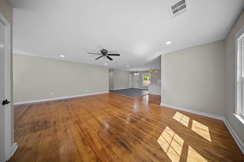 Single Family Residence For Sale in Ellis County , 610 N Shawnee Street, Ennis, Texas 75119, 3 Bedroom, 2 Bathroom, Garage spaces, 1,754 Sqft, built in 1951, mls#21397038, Real Estate Agent in Ennis, Homes For Sale in Ellis county, Homes For Sale in Ennis, Realtor in Ennis Texas, Real Estate Brokerage Independent Realty Texas, Luminita Cordes Realtor