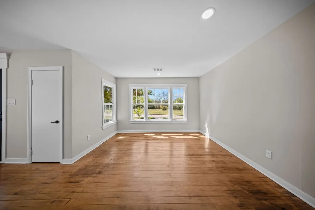 Single Family Residence For Sale in Ellis County , 610 N Shawnee Street, Ennis, Texas 75119, 3 Bedroom, 2 Bathroom, Garage spaces, 1,754 Sqft, built in 1951, mls#21397038, Real Estate Agent in Ennis, Homes For Sale in Ellis county, Homes For Sale in Ennis, Realtor in Ennis Texas, Real Estate Brokerage Independent Realty Texas, Luminita Cordes Realtor