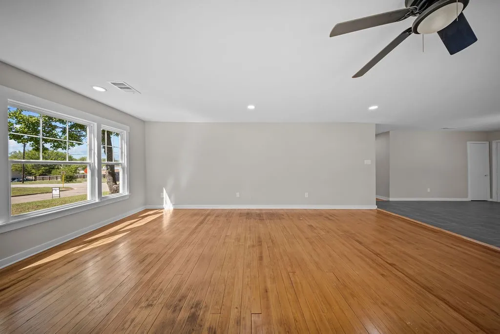 Single Family Residence For Sale in Ellis County , 610 N Shawnee Street, Ennis, Texas 75119, 3 Bedroom, 2 Bathroom, Garage spaces, 1,754 Sqft, built in 1951, mls#21397038, Real Estate Agent in Ennis, Homes For Sale in Ellis county, Homes For Sale in Ennis, Realtor in Ennis Texas, Real Estate Brokerage Independent Realty Texas, Luminita Cordes Realtor