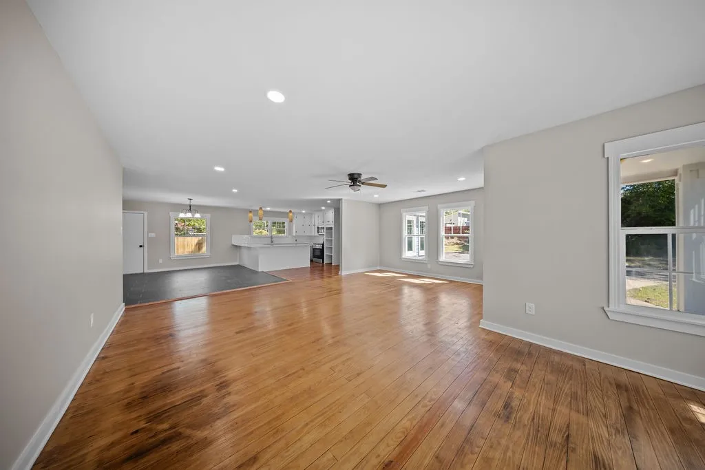 Single Family Residence For Sale in Ellis County , 610 N Shawnee Street, Ennis, Texas 75119, 3 Bedroom, 2 Bathroom, Garage spaces, 1,754 Sqft, built in 1951, mls#21397038, Real Estate Agent in Ennis, Homes For Sale in Ellis county, Homes For Sale in Ennis, Realtor in Ennis Texas, Real Estate Brokerage Independent Realty Texas, Luminita Cordes Realtor