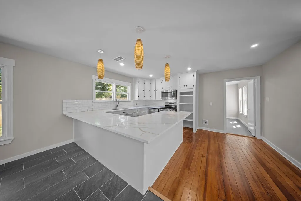 Single Family Residence For Sale in Ellis County , 610 N Shawnee Street, Ennis, Texas 75119, 3 Bedroom, 2 Bathroom, Garage spaces, 1,754 Sqft, built in 1951, mls#21397038, Real Estate Agent in Ennis, Homes For Sale in Ellis county, Homes For Sale in Ennis, Realtor in Ennis Texas, Real Estate Brokerage Independent Realty Texas, Luminita Cordes Realtor