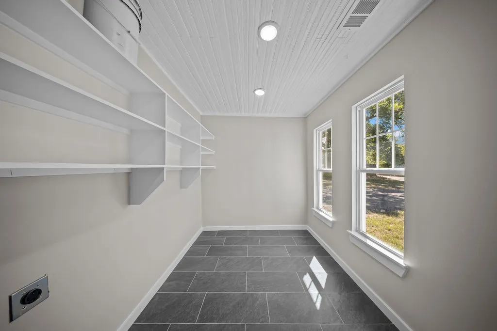 Single Family Residence For Sale in Ellis County , 610 N Shawnee Street, Ennis, Texas 75119, 3 Bedroom, 2 Bathroom, Garage spaces, 1,754 Sqft, built in 1951, mls#21397038, Real Estate Agent in Ennis, Homes For Sale in Ellis county, Homes For Sale in Ennis, Realtor in Ennis Texas, Real Estate Brokerage Independent Realty Texas, Luminita Cordes Realtor