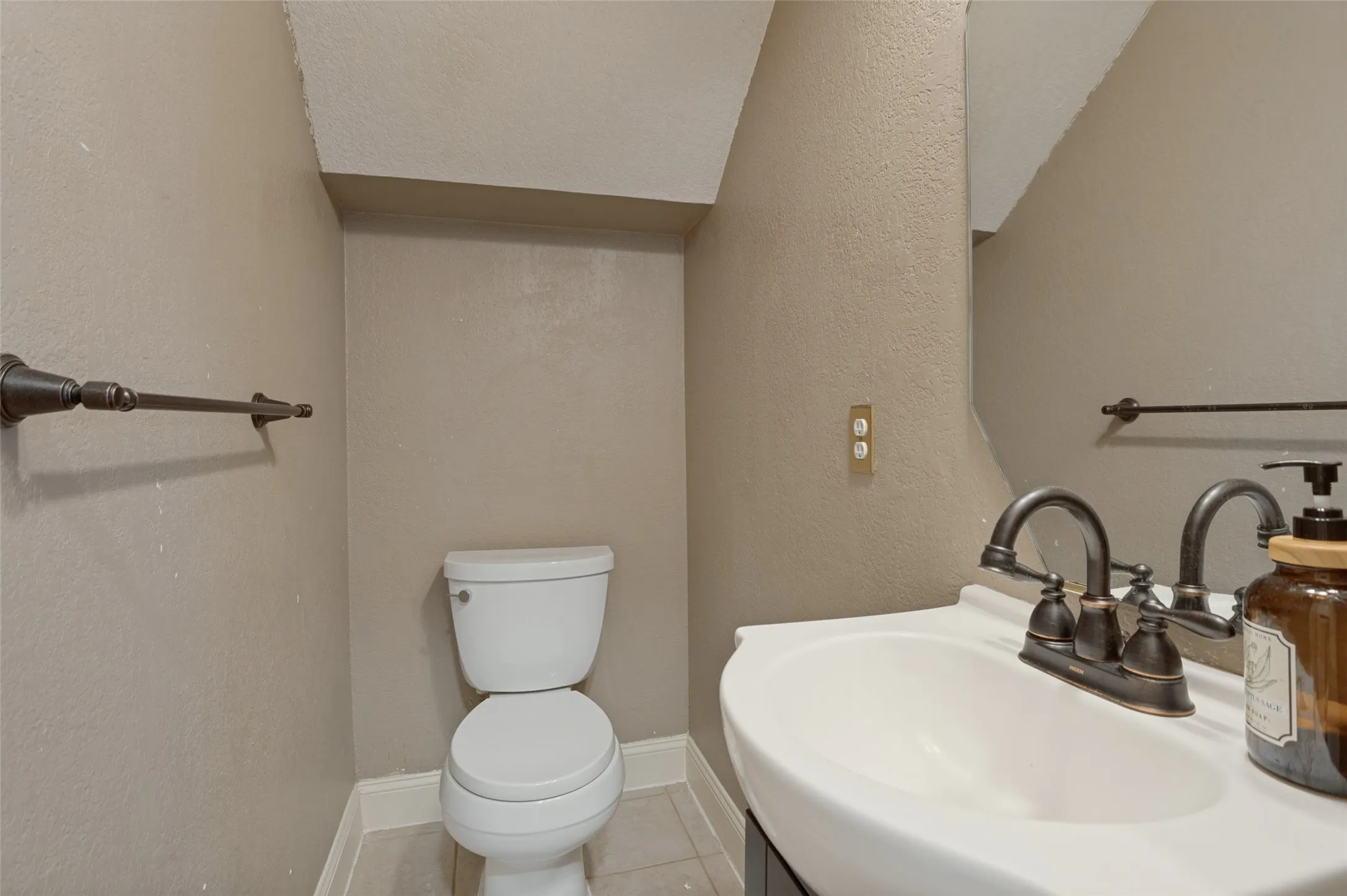Single Family Residence For Sale in Dallas County , 649 Raintree Circle, Coppell, Texas 75019, 4 Bedroom, 3 Bathroom, 2 Garage spaces, 2,078 Sqft, built in 1990, mls#21404762, Real Estate Agent in Coppell, Homes For Sale in Dallas county, Homes For Sale in Coppell, Realtor in Coppell Texas, Real Estate Brokerage Independent Realty Texas, Luminita Cordes Realtor