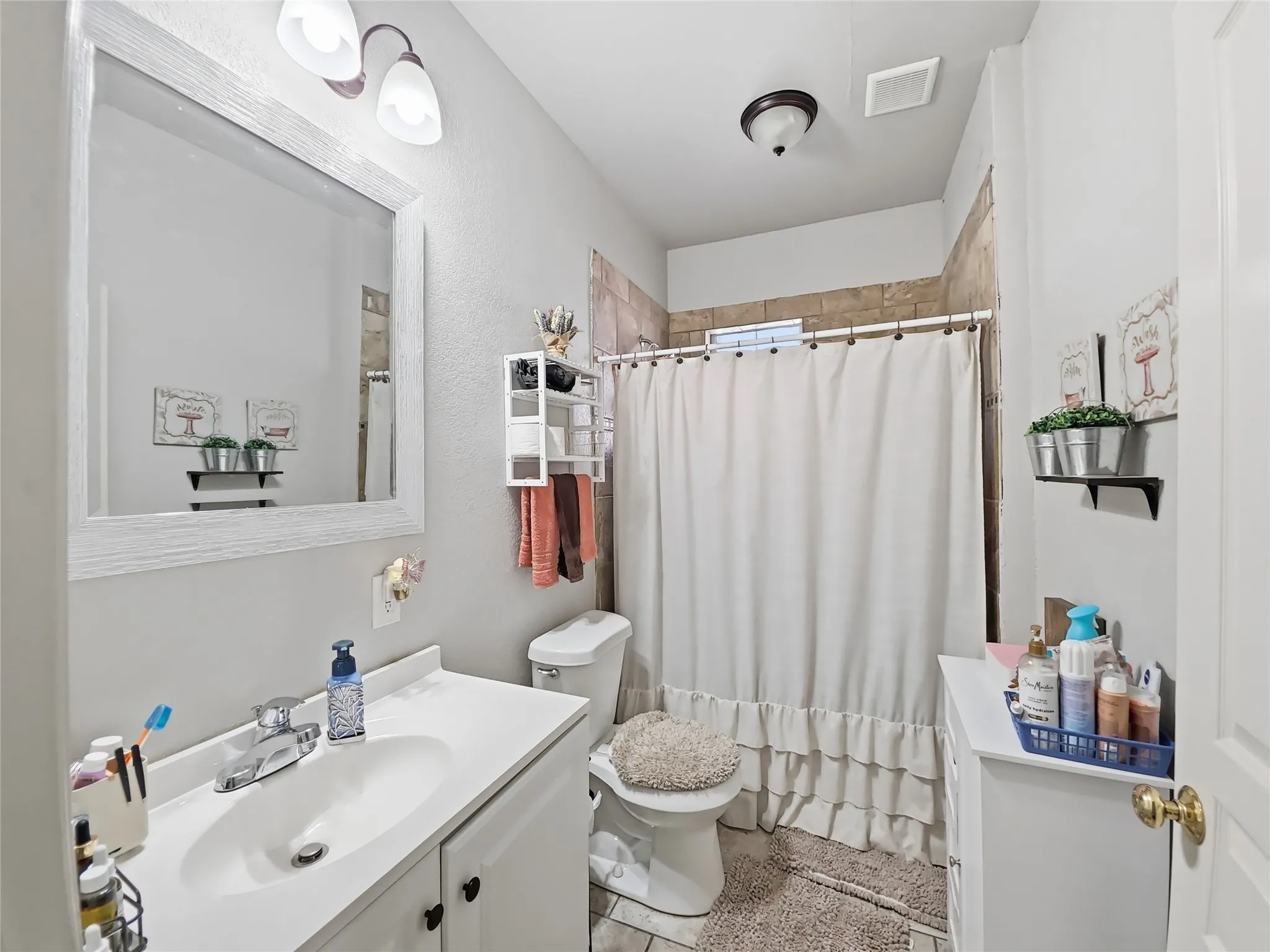 Single Family Residence For Sale in Tarrant County , 1328 Elmwood Avenue, Fort Worth, Texas 76104, 3 Bedroom, 2 Bathroom, Garage spaces, 1,632 Sqft, built in 1929, mls#21406505, Real Estate Agent in Fort Worth, Homes For Sale in Tarrant county, Homes For Sale in Fort Worth, Realtor in Fort Worth Texas, Real Estate Brokerage Independent Realty Texas, Luminita Cordes Realtor