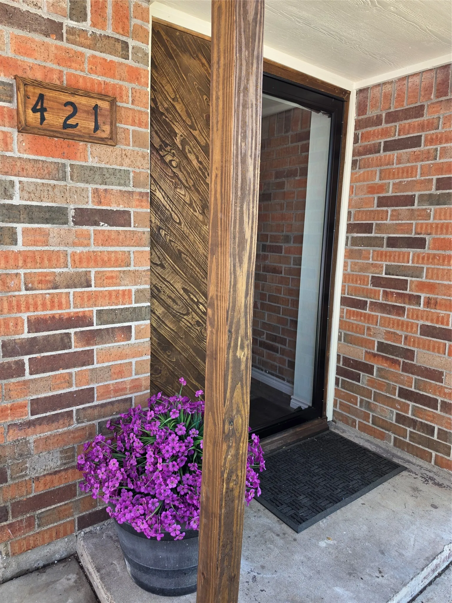 Single Family Residence For Sale in Tarrant County , 421 Allencrest Drive, White Settlement, Texas 76108, 3 Bedroom, 2 Bathroom, 2 Garage spaces, 1,280 Sqft, built in 1985, mls#21407631, Real Estate Agent in White Settlement, Homes For Sale in Tarrant county, Homes For Sale in White Settlement, Realtor in White Settlement Texas, Real Estate Brokerage Independent Realty Texas, Luminita Cordes Realtor