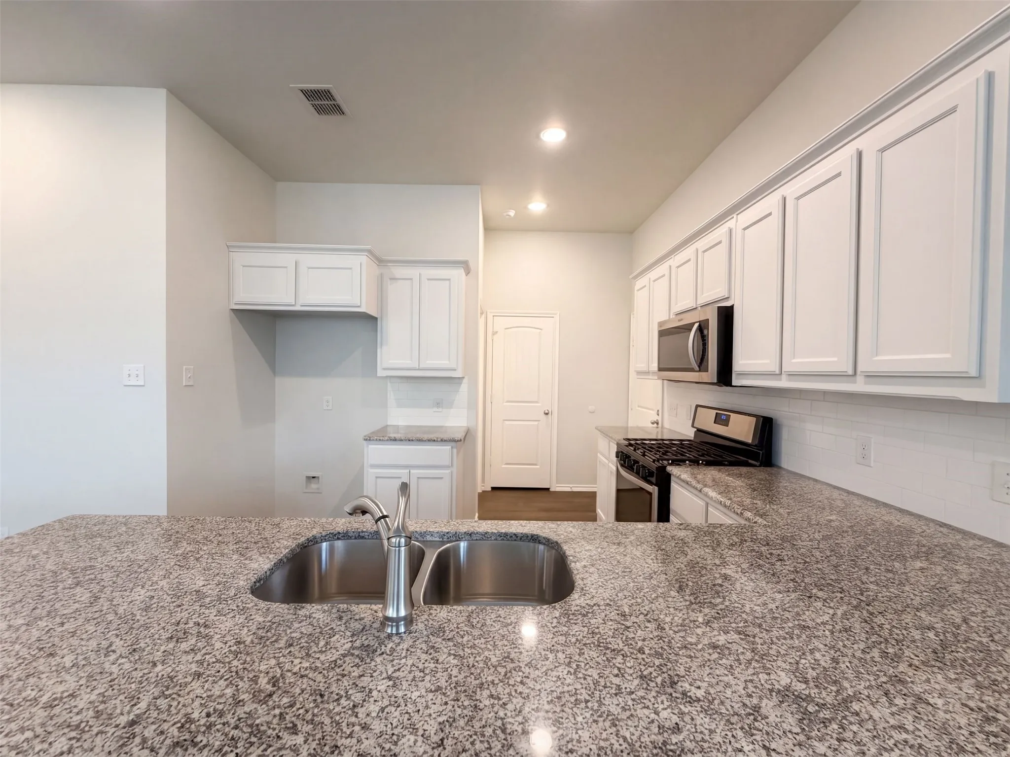 Single Family Residence For Sale in Kaufman County , 2825 Journey Lane, Heartland, Texas 75114, 3 Bedroom, 2 Bathroom, 2 Garage spaces, 1,460 Sqft, built in 2020, mls#21407642, Real Estate Agent in Heartland, Homes For Sale in Kaufman county, Homes For Sale in Heartland, Realtor in Heartland Texas, Real Estate Brokerage Independent Realty Texas, Luminita Cordes Realtor