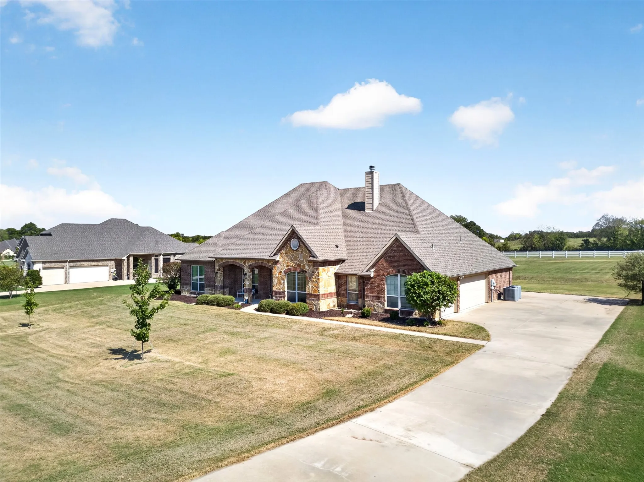 Single Family Residence For Sale in Tarrant County , 225 Diamond Rose Drive, Burleson, Texas 76028, 5 Bedroom, 4 Bathroom, 3 Garage spaces, 3,507 Sqft, built in 2015, mls#21399119, Real Estate Agent in Burleson, Homes For Sale in Tarrant county, Homes For Sale in Burleson, Realtor in Burleson Texas, Real Estate Brokerage Independent Realty Texas, Luminita Cordes Realtor