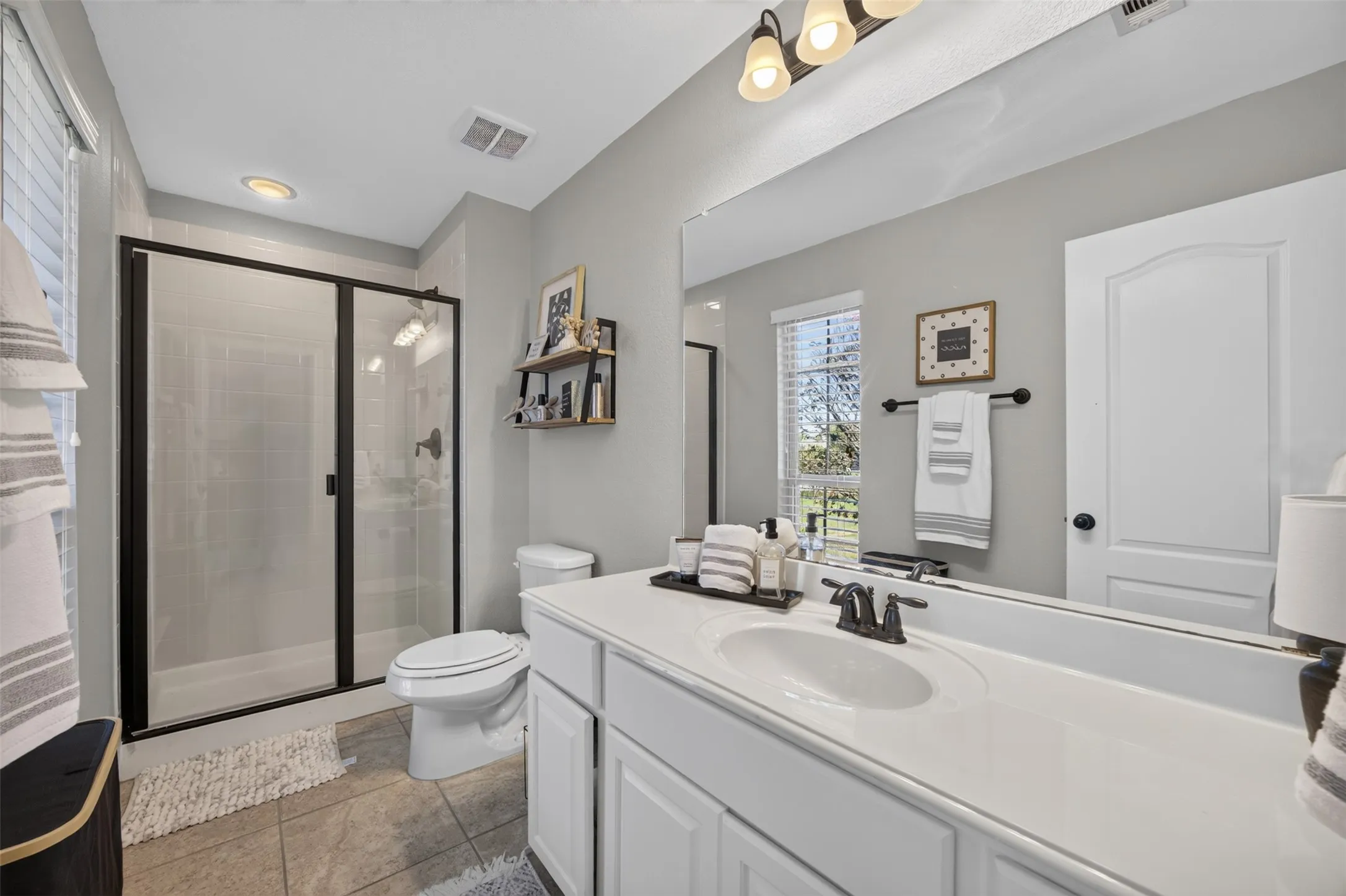Second primary bath, private to the suite