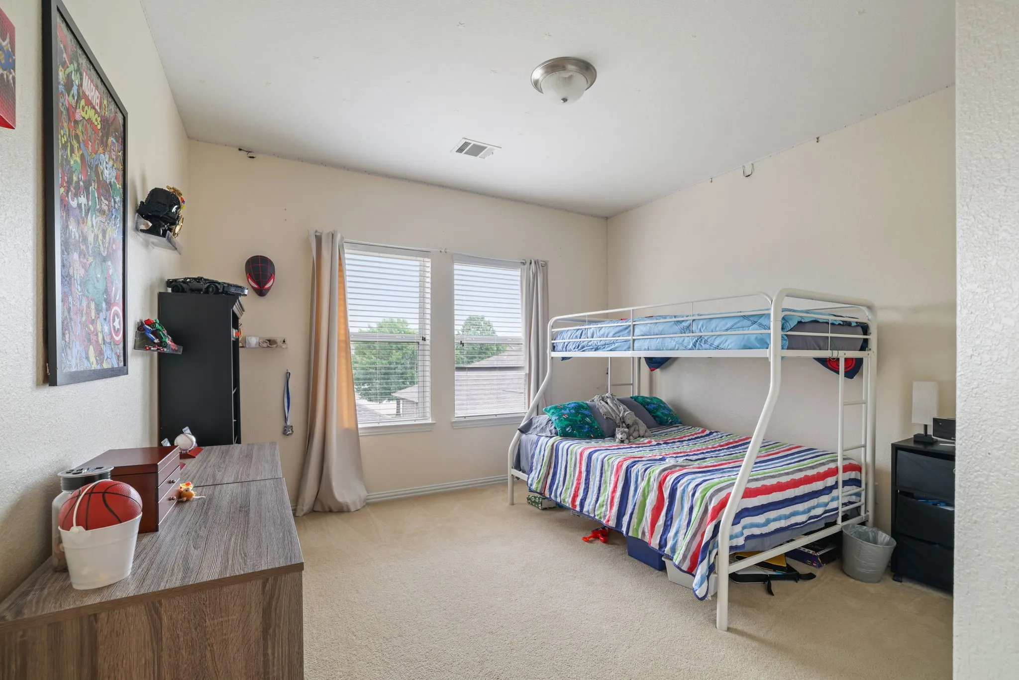 Wall-to-wall carpeting with dual windows
