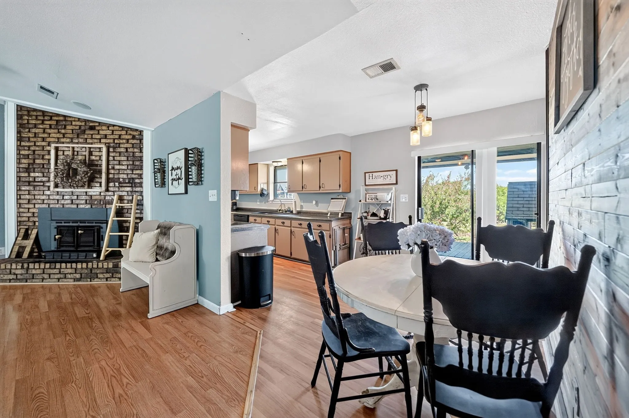 Single Family Residence For Sale in Hunt County , 5274 Private Road 1170, Farmersville, Texas 75442, 3 Bedroom, 2 Bathroom, Garage spaces, 1,685 Sqft, built in 1982, mls#21405037, Real Estate Agent in Farmersville, Homes For Sale in Hunt county, Homes For Sale in Farmersville, Realtor in Farmersville Texas, Real Estate Brokerage Independent Realty Texas, Luminita Cordes Realtor