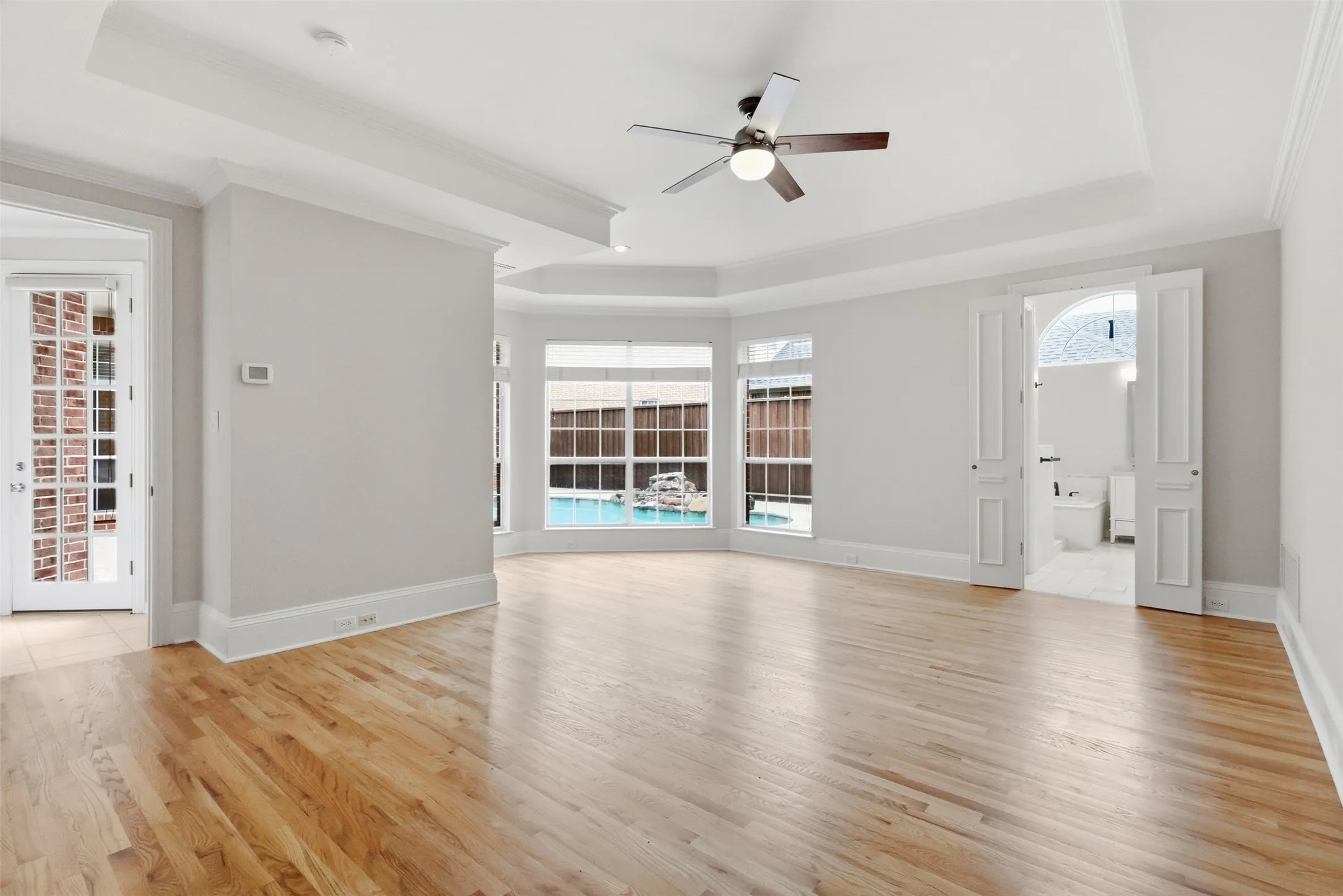 Large primary with sitting area